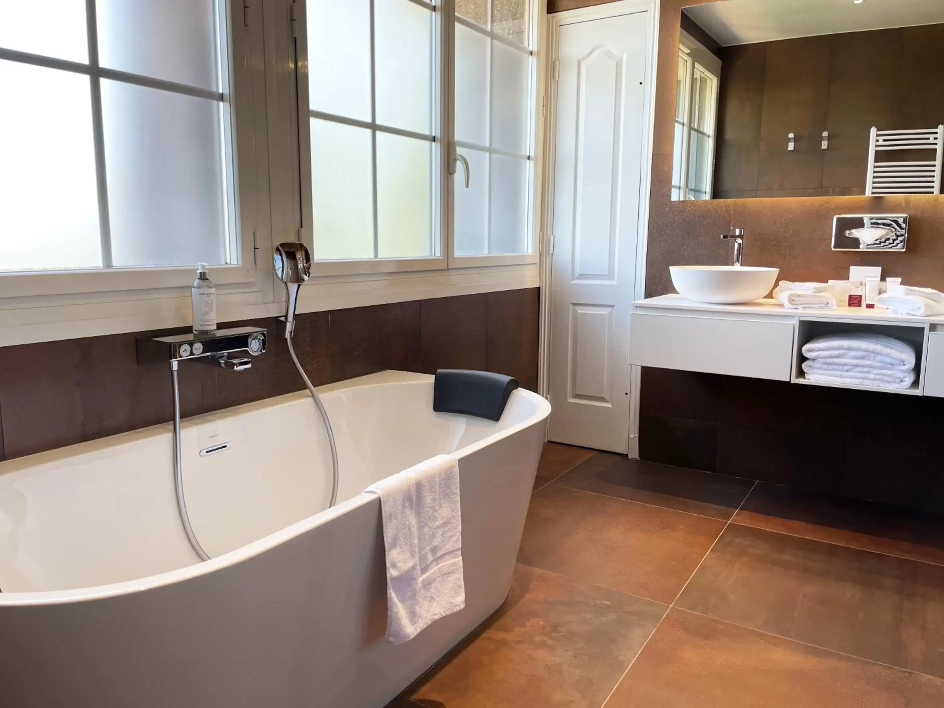 Bath, Bathroom in Le Grand Hôtel Le Touquet-Paris-Plage