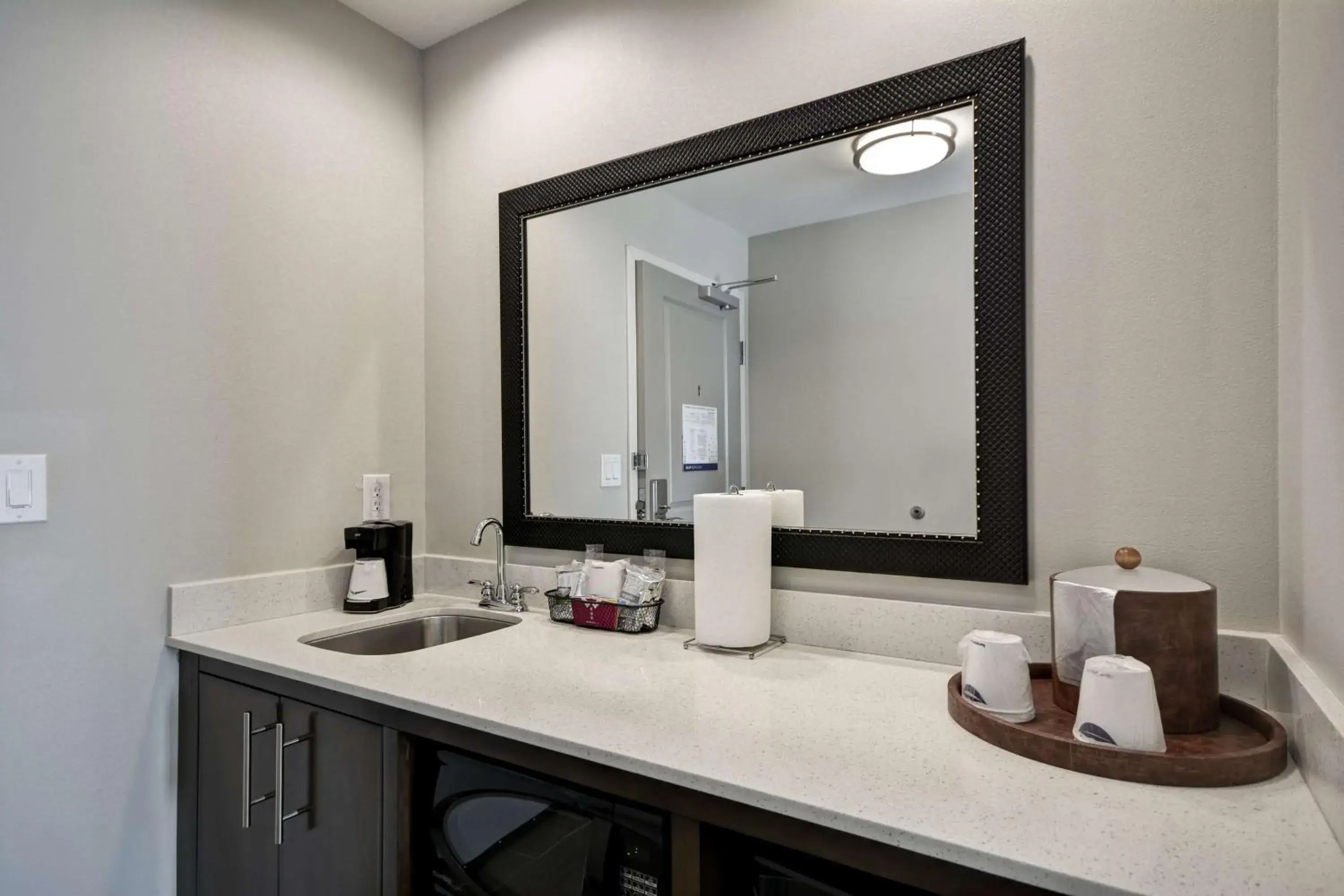 Kitchen or kitchenette, Bathroom in Hampton Inn Kenedy