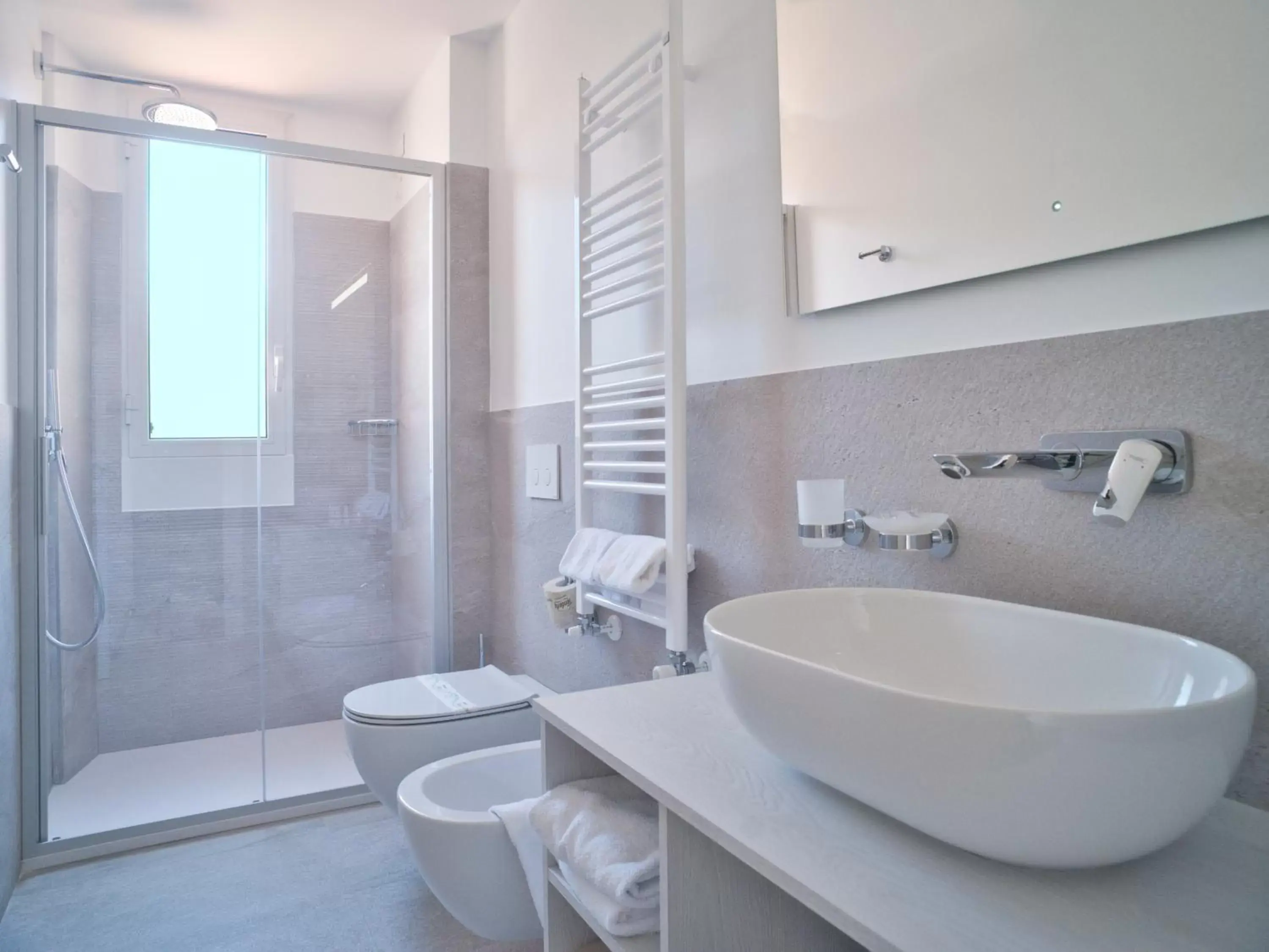 Shower, Bathroom in Hotel Medusa