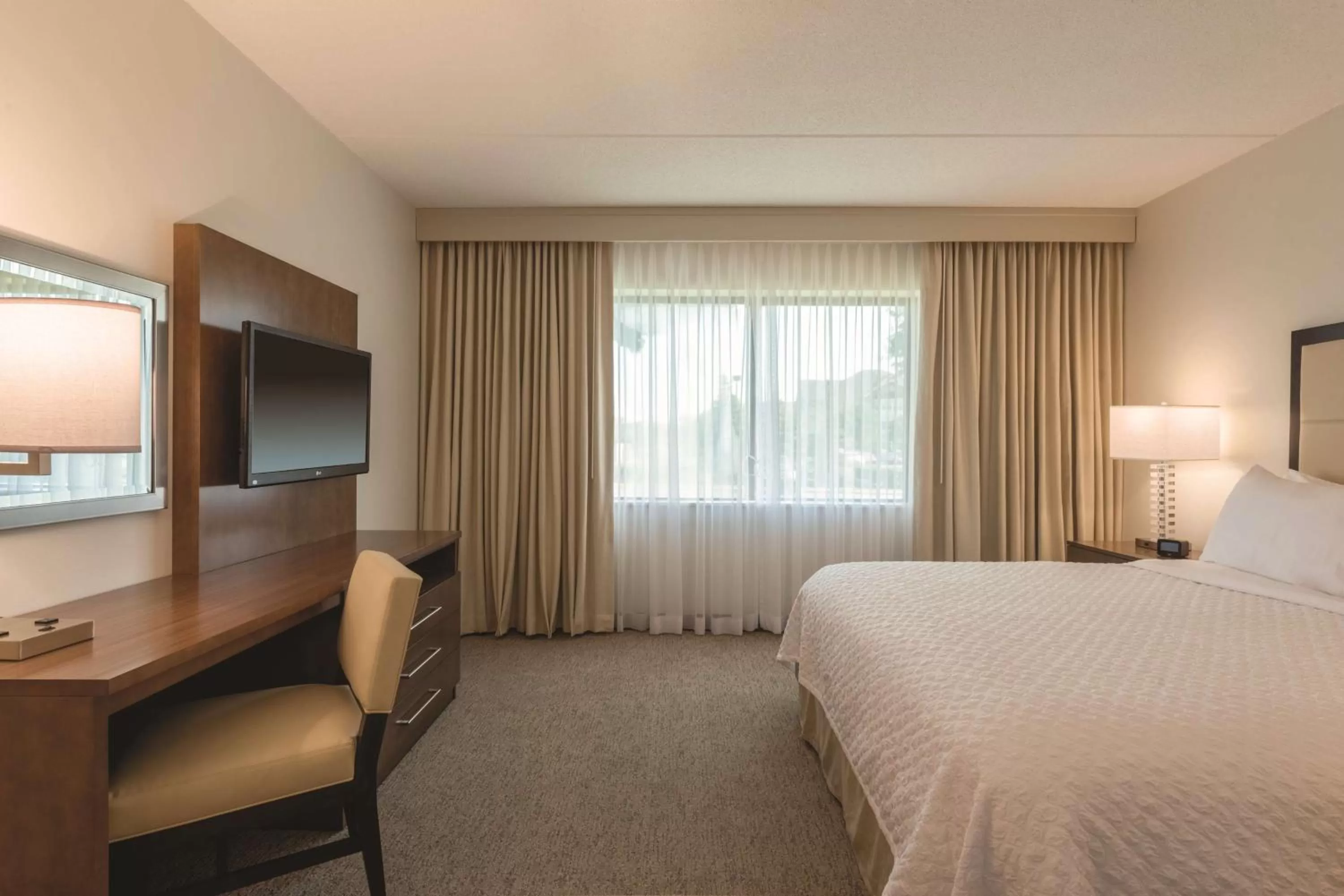 Bedroom, Bed in Embassy Suites by Hilton Milwaukee Brookfield