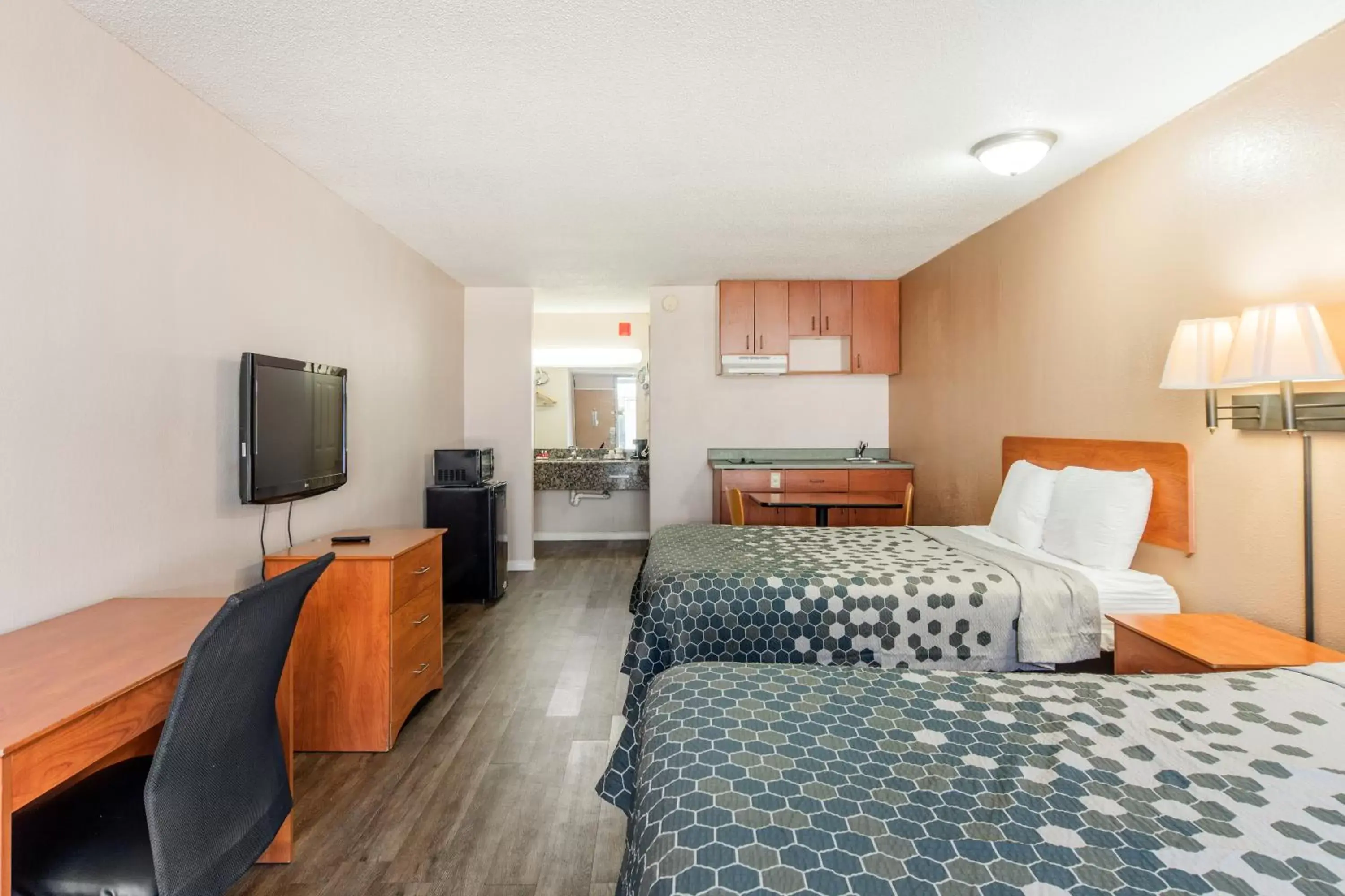 Bed in Econo Lodge Inn & Suites Near Bricktown