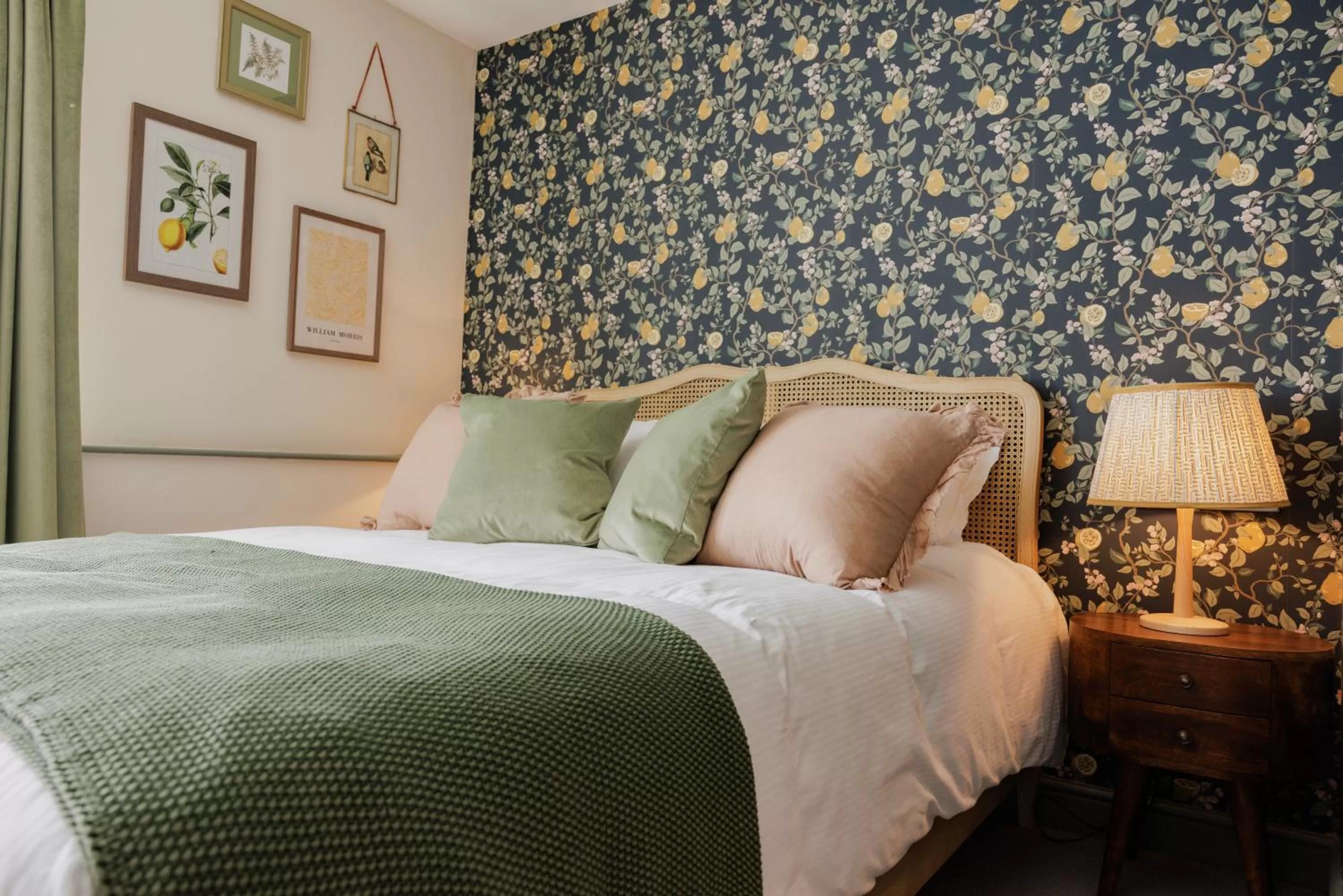 Bedroom, Bed in The George & Dragon