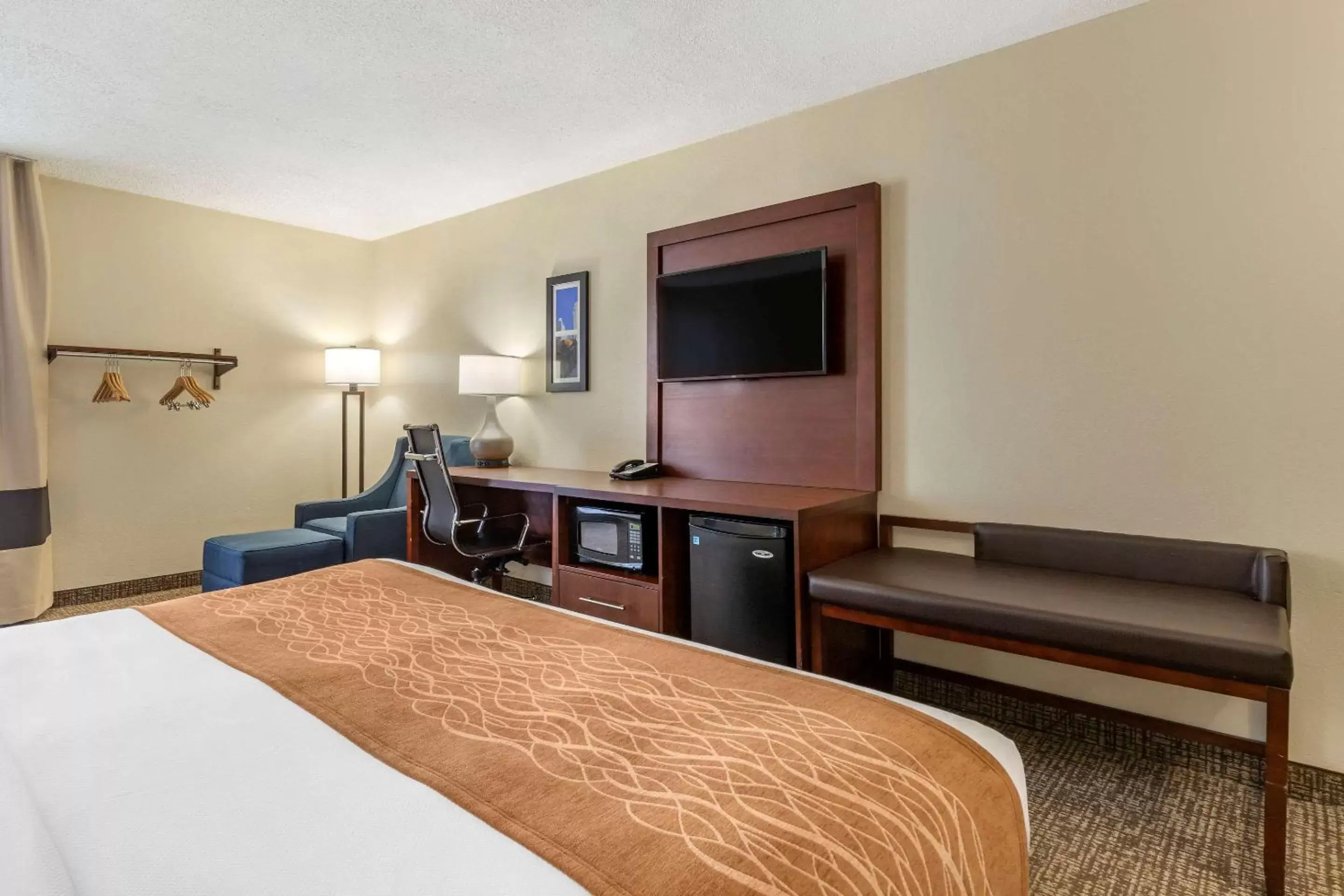 Photo of the whole room, TV/Entertainment Center in Comfort Inn Charlotte Airport Uptown