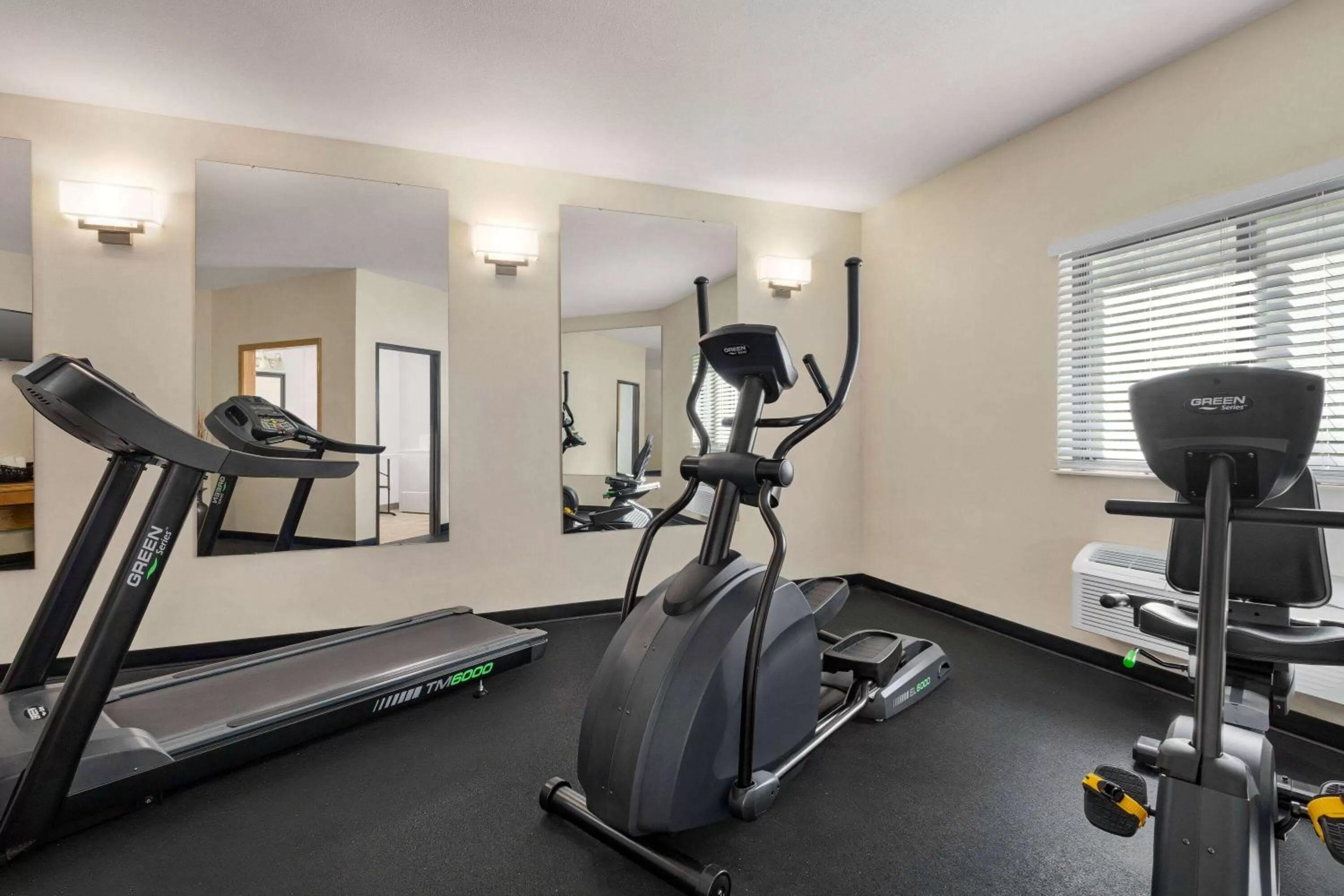 Fitness centre/facilities in Super 8 by Wyndham Grove City