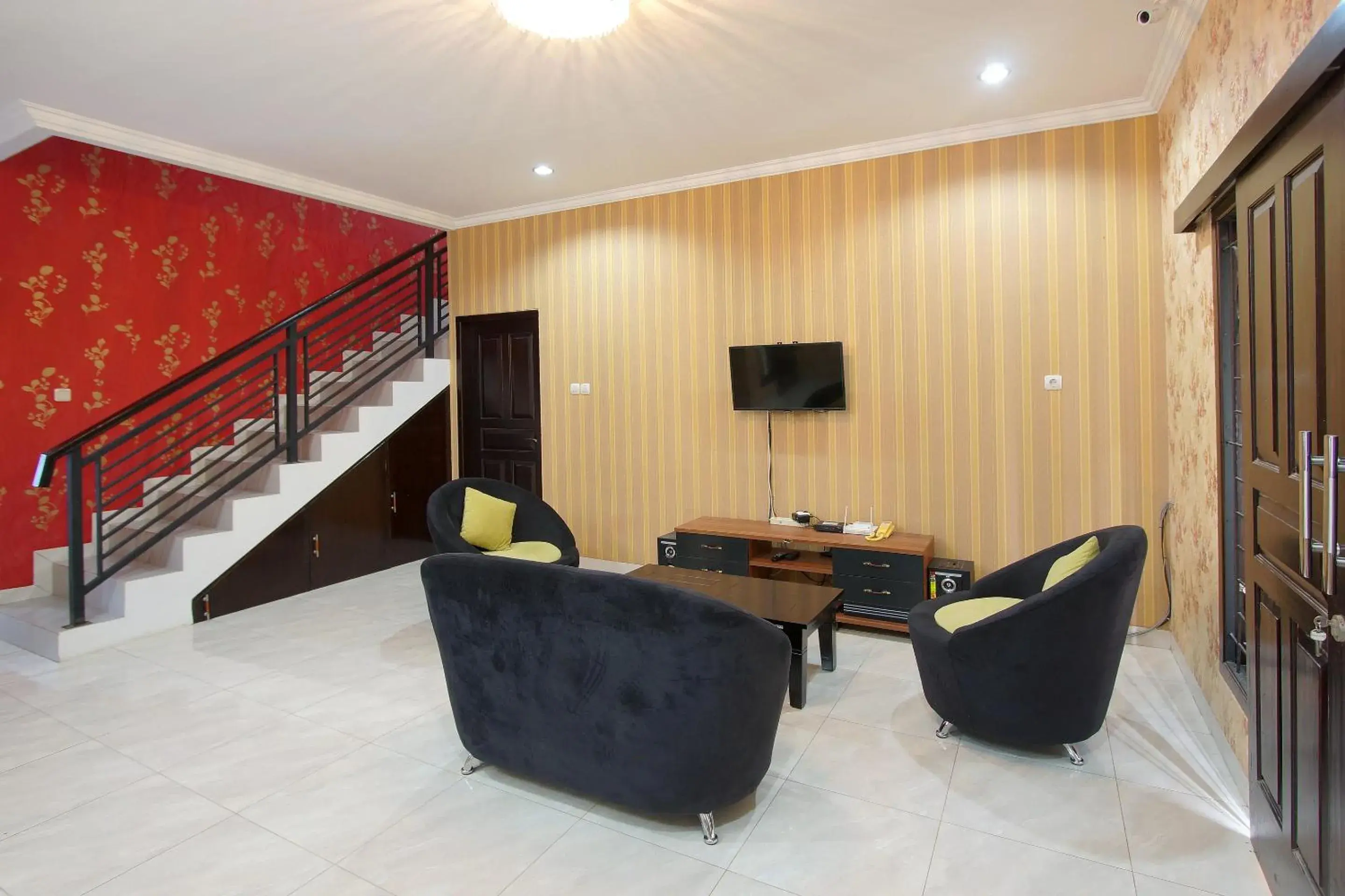 Communal lounge/ TV room, Seating Area in OYO 347 Bayang Brothers Residence