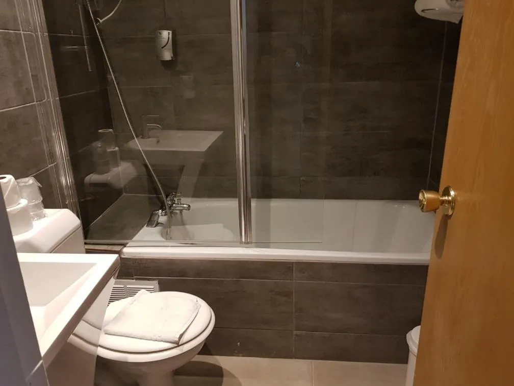 Bathroom in Hôtel du Maine