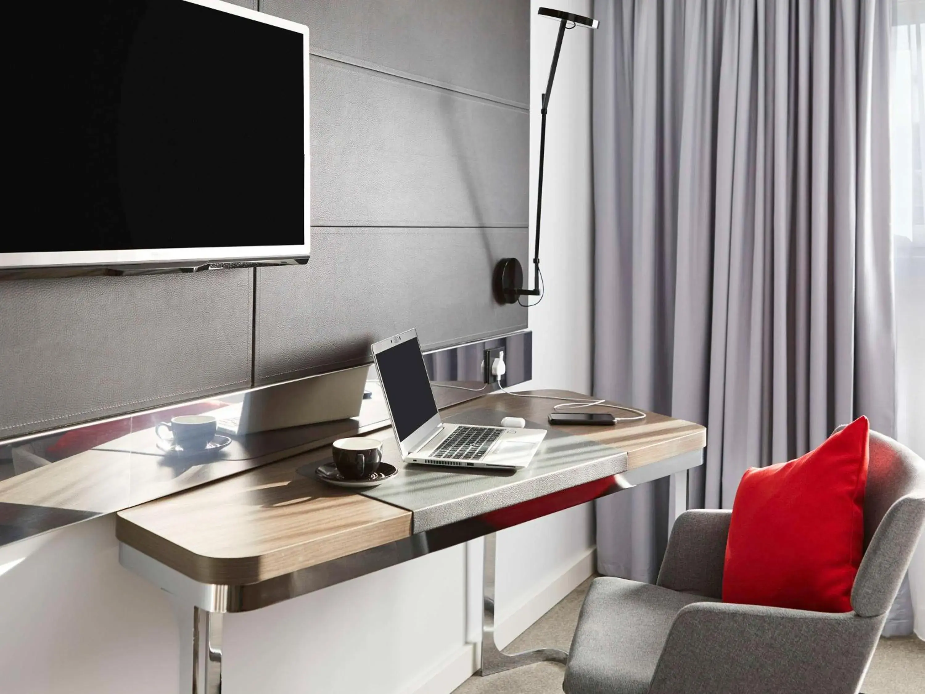 Business facilities, TV/Entertainment Center in Novotel Birmingham Airport