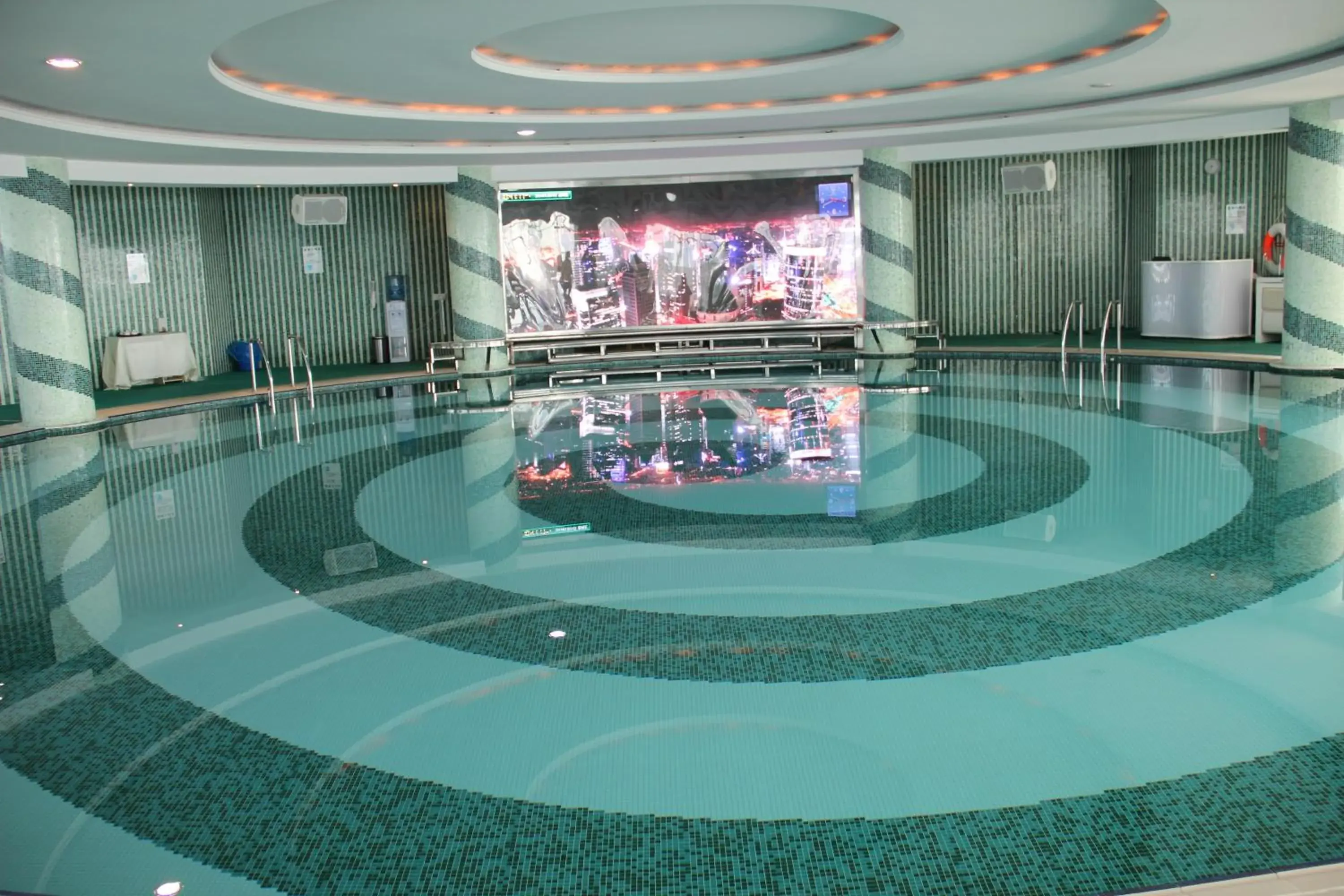 Swimming Pool in Oriental Riverside Bund View Hotel (Shanghai International Convention Center)