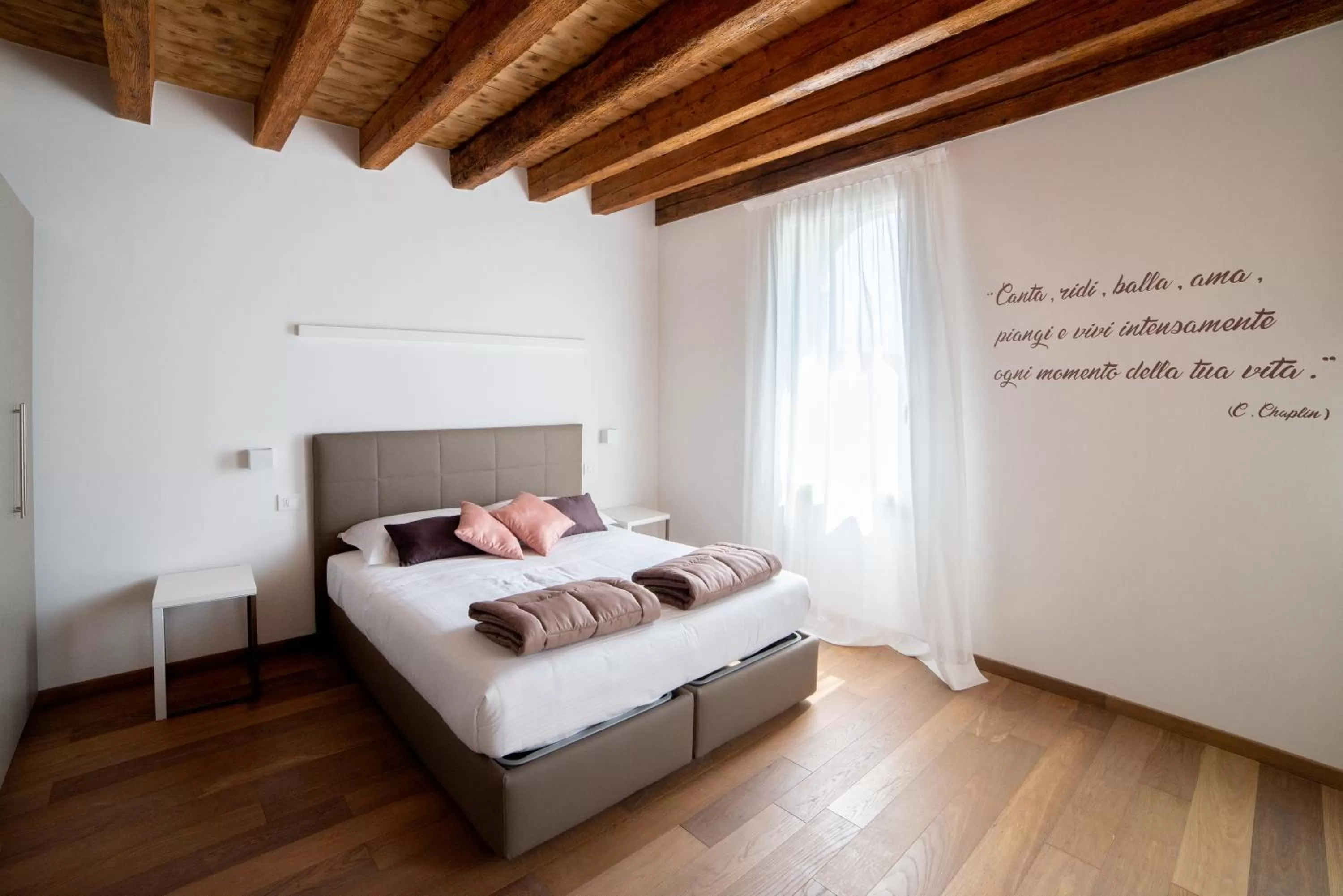 Photo of the whole room, Bed in K-Farm