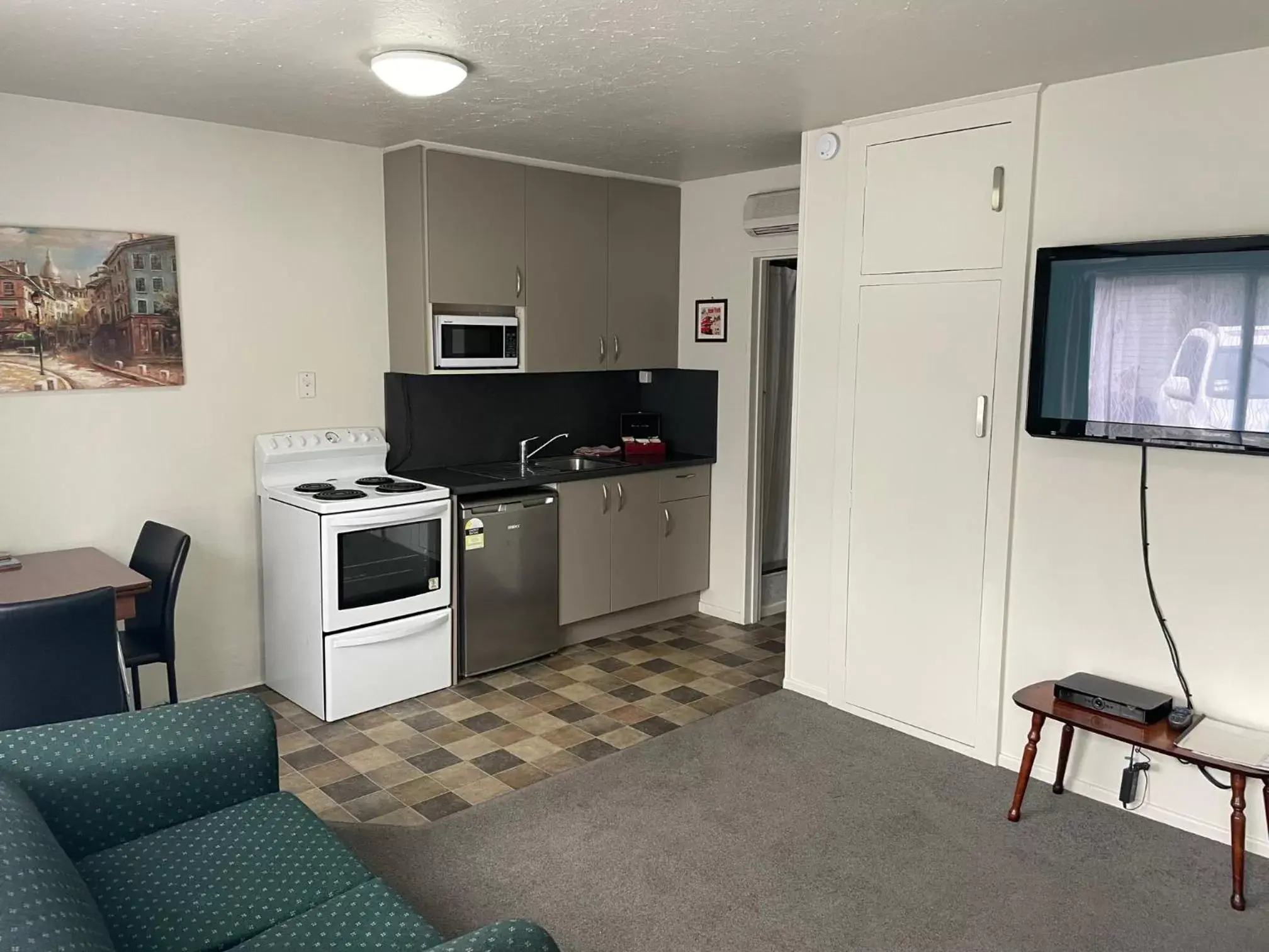 TV/Entertainment Center in Cranford Cottages and Motel