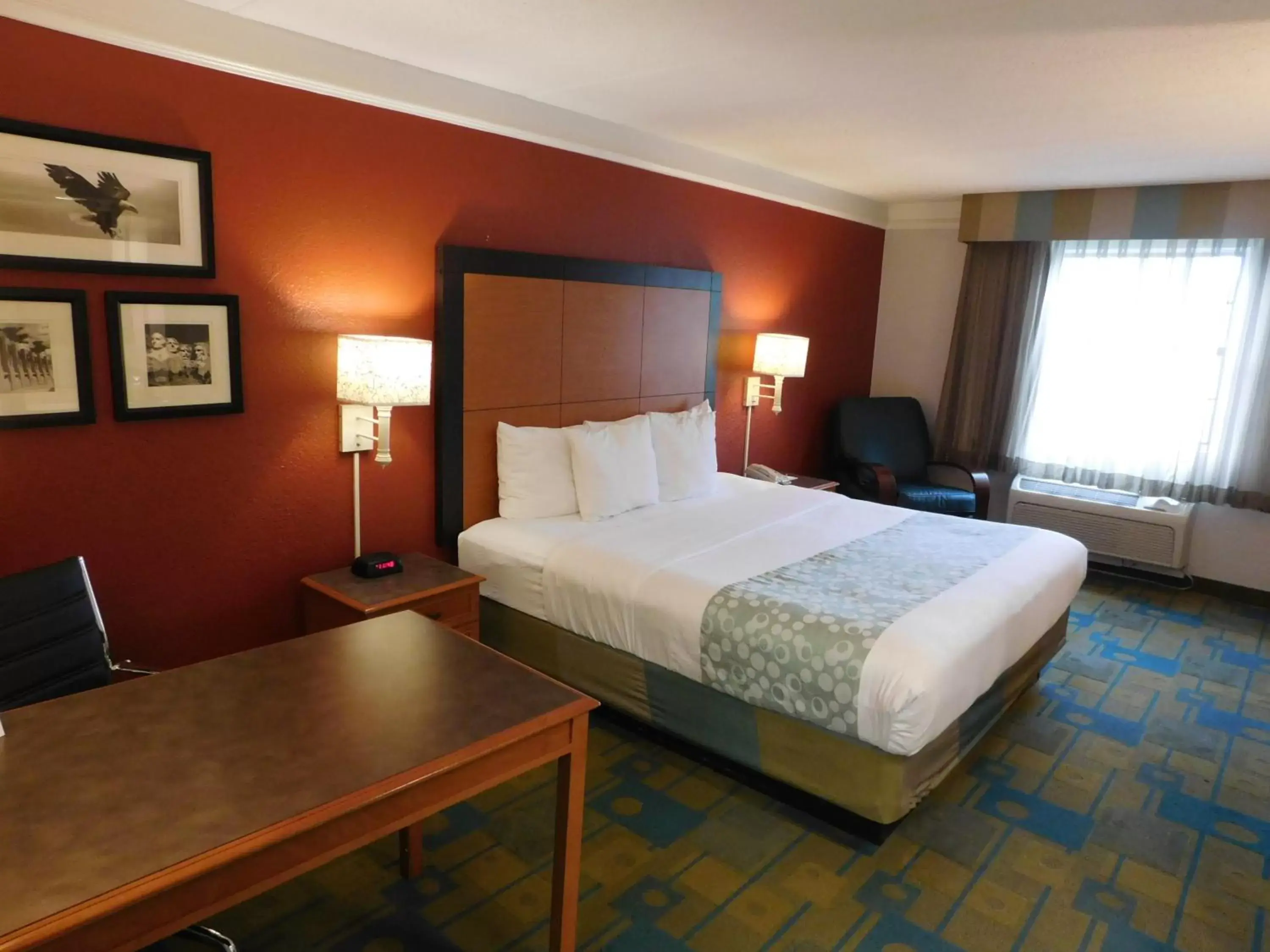 Bedroom, Bed in Days Inn & Suites by Wyndham Schaumburg- Woodfield Mall