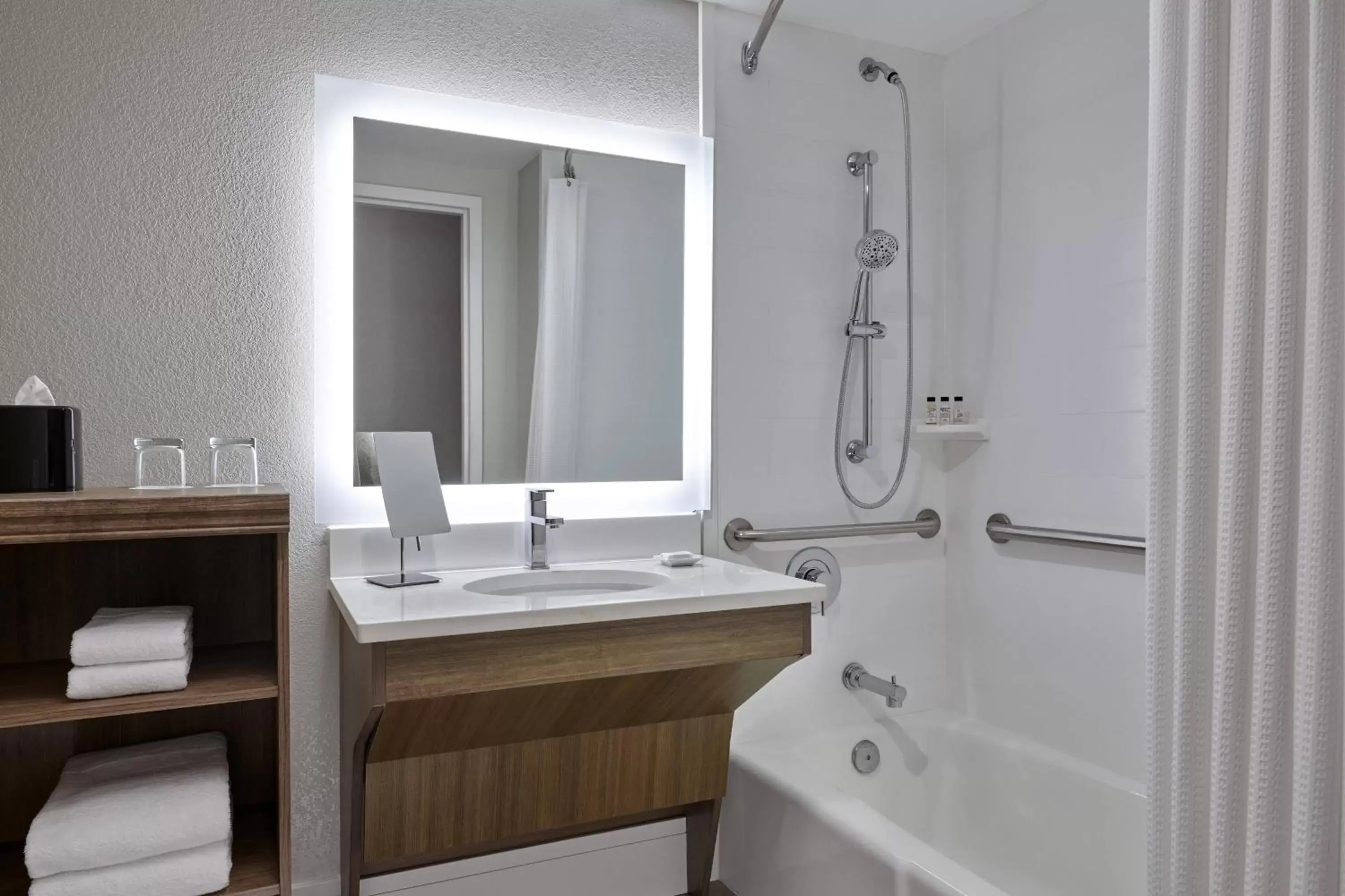 Bathroom in Delta Hotels by Marriott Chicago Willowbrook