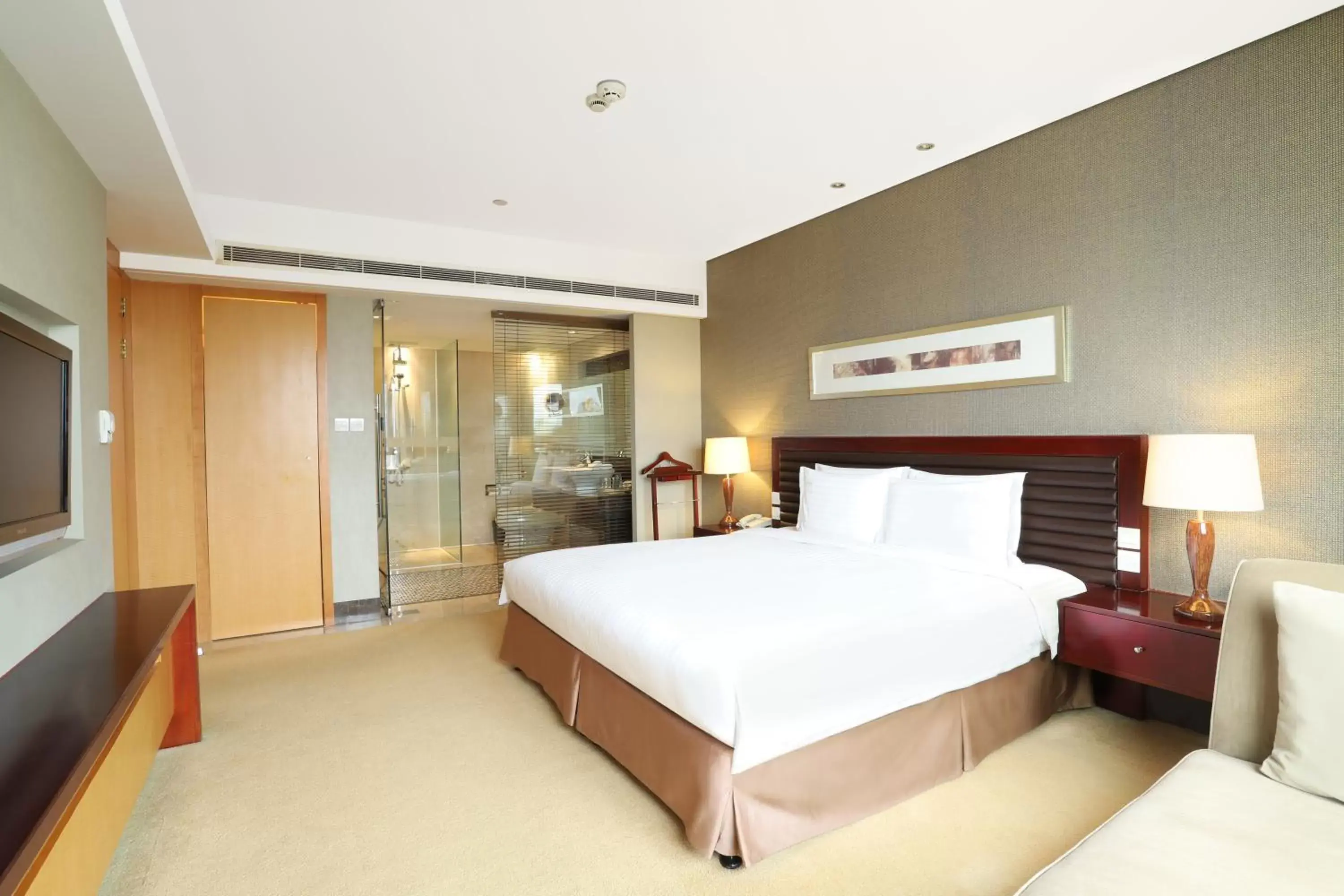 Photo of the whole room, Bed in Holiday Inn Shanghai Pudong Nanpu, an IHG Hotel