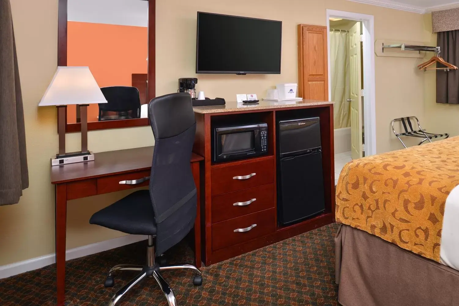 TV and multimedia, TV/Entertainment Center in Cheshire Welcome Inn