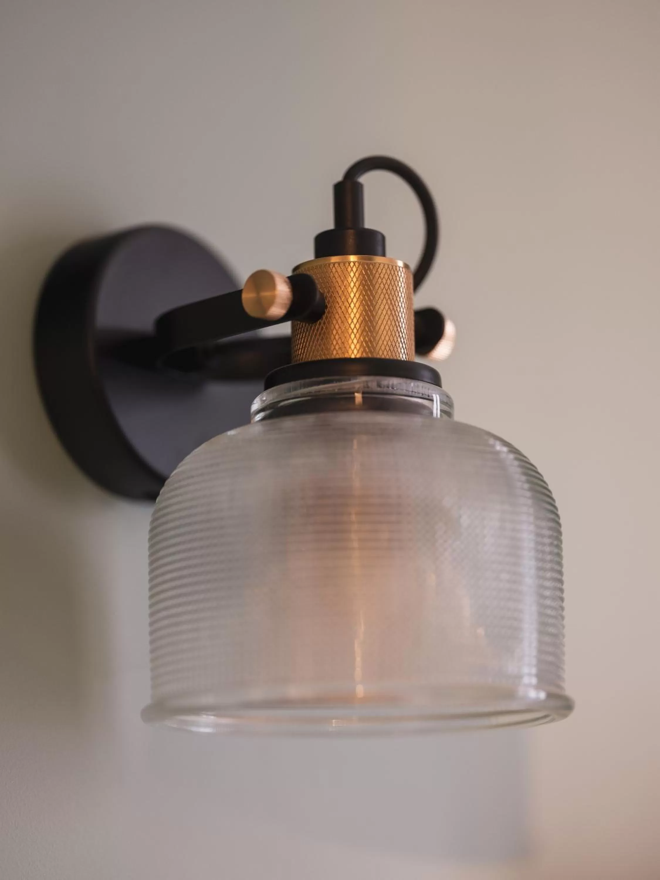 hair dresser in ibis Styles Paris Montmartre Nord