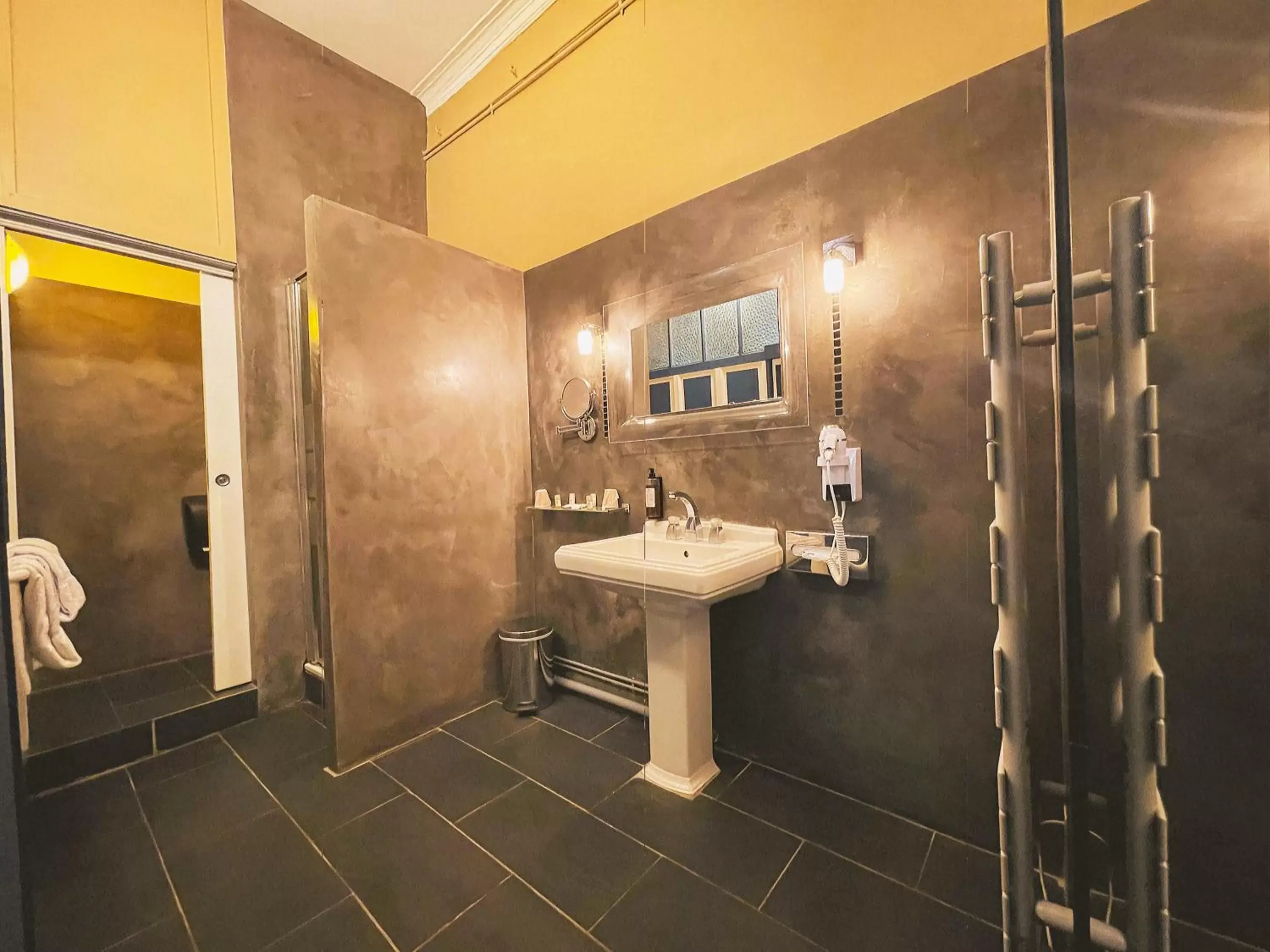 Bathroom in Royal Hôtel