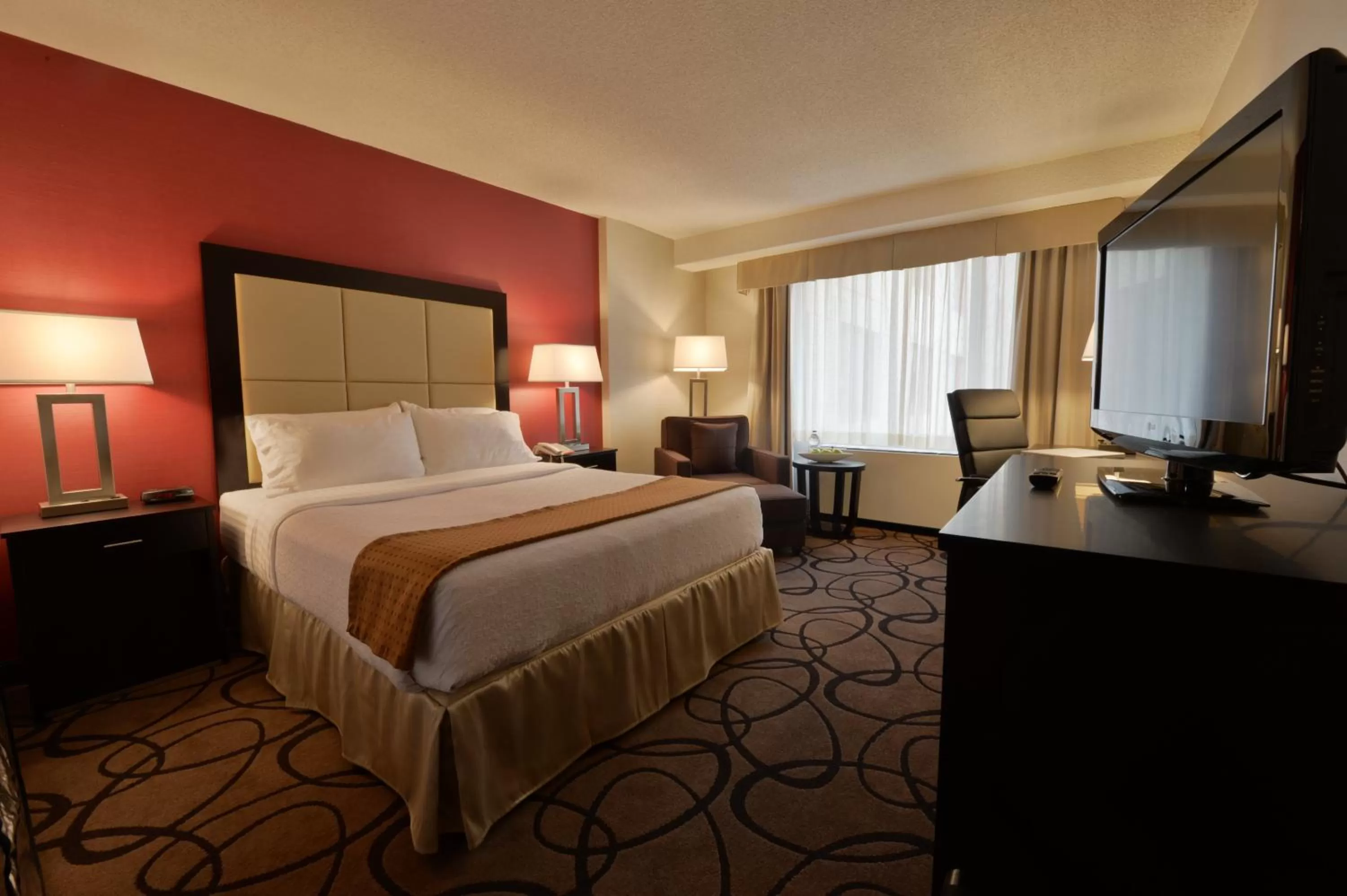 Photo of the whole room, Bed in Holiday Inn Montreal Centre Ville Downtown by IHG