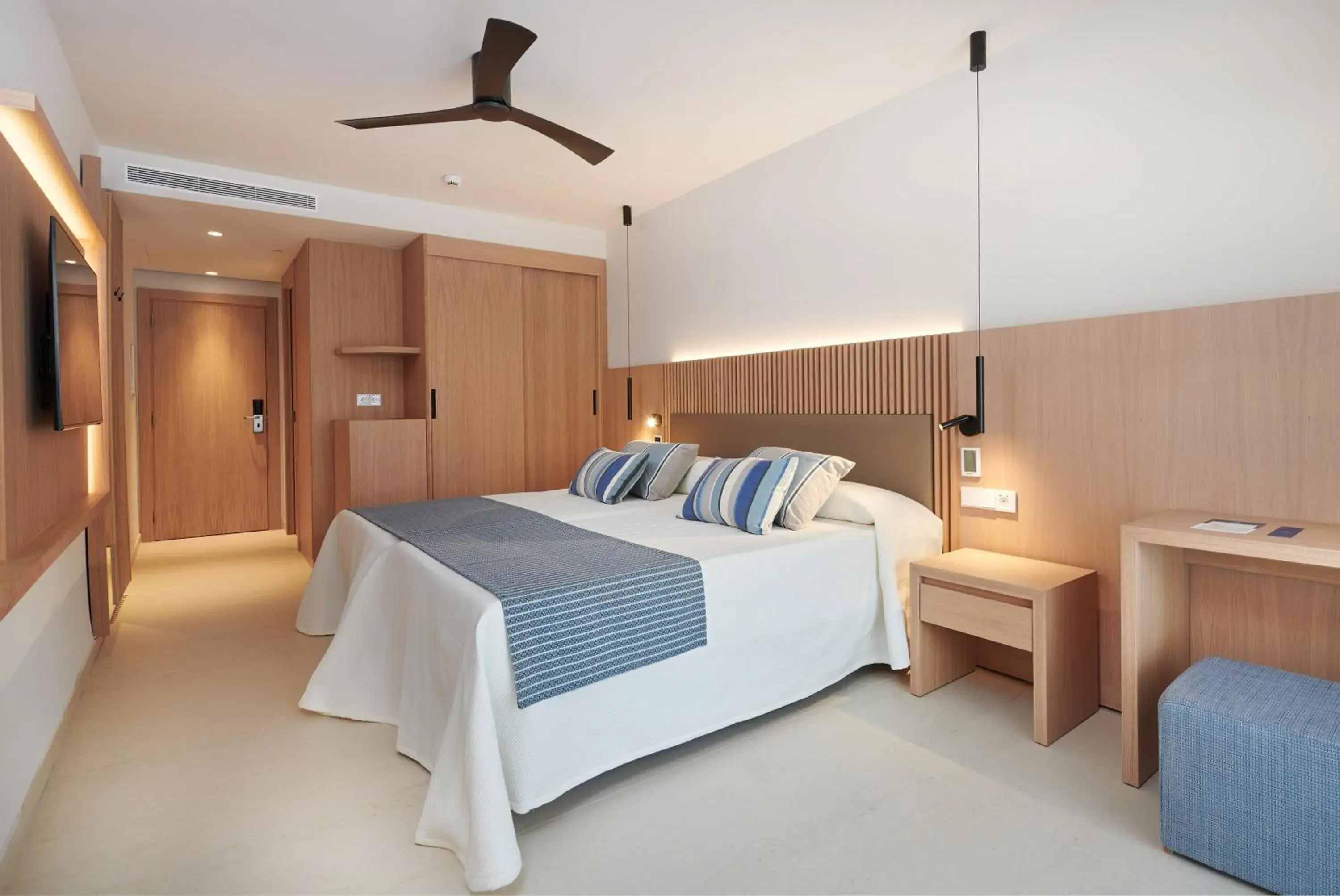 Bedroom, Bed in Hipotels Mediterraneo Hotel - Adults Only