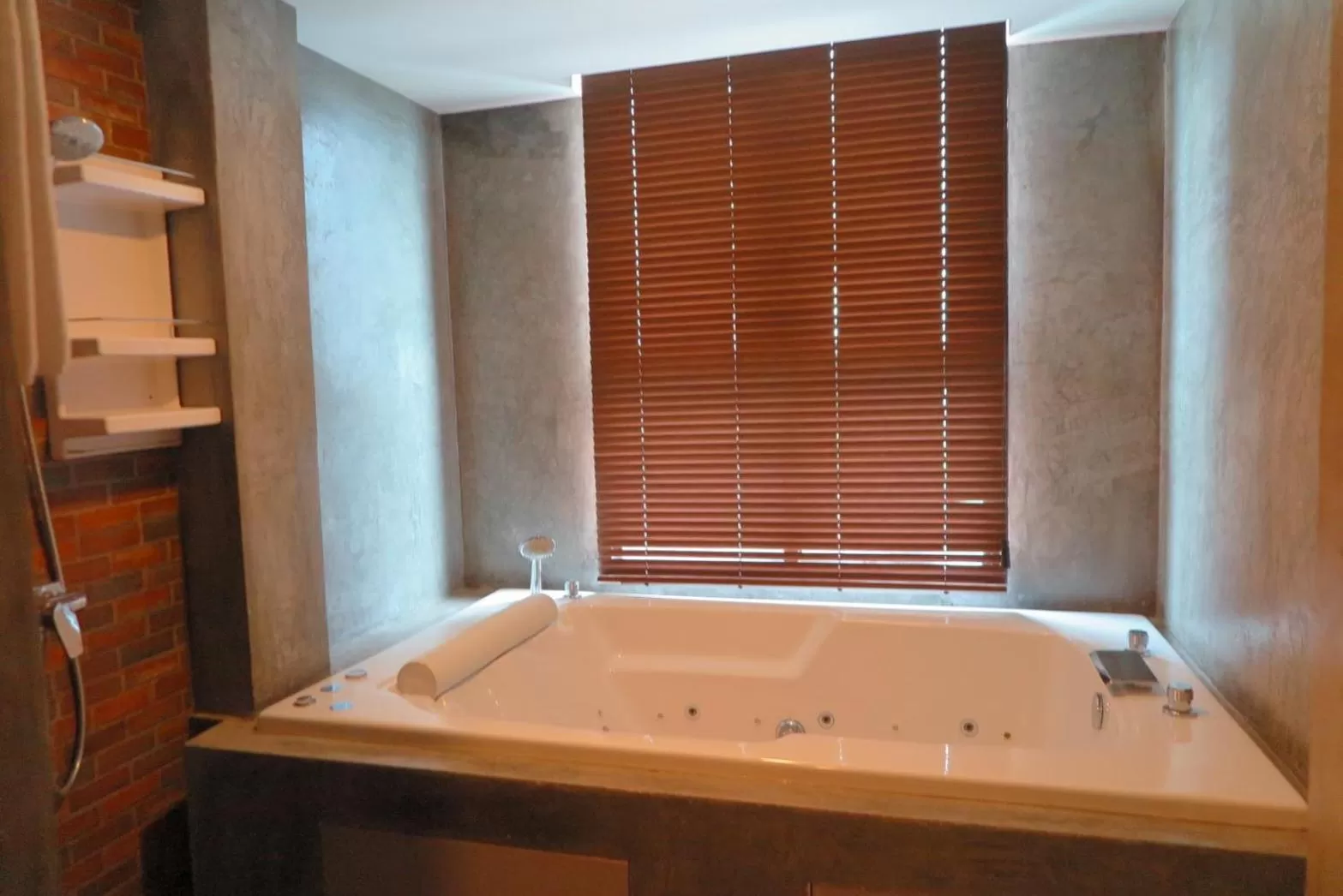 Bath in V20 Boutique Jacuzzi Hotel