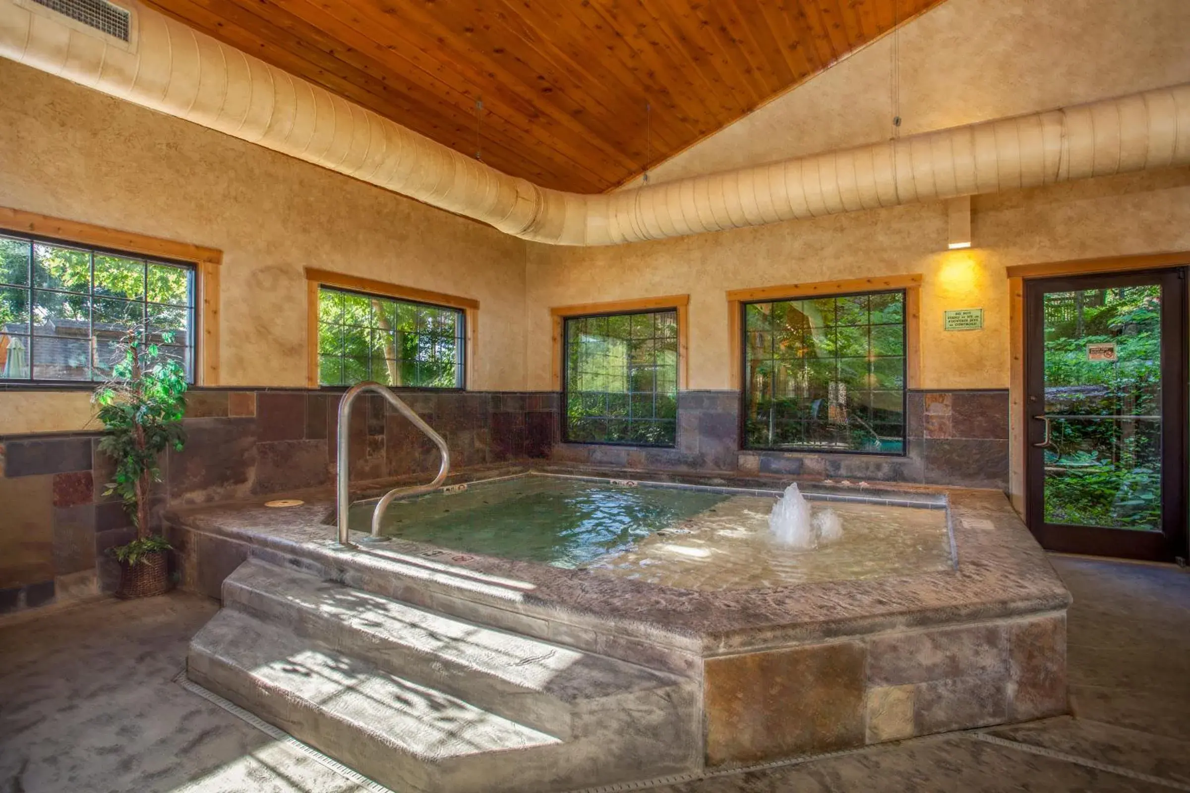 Hot Tub, Swimming Pool in The Village At Indian Point Resort