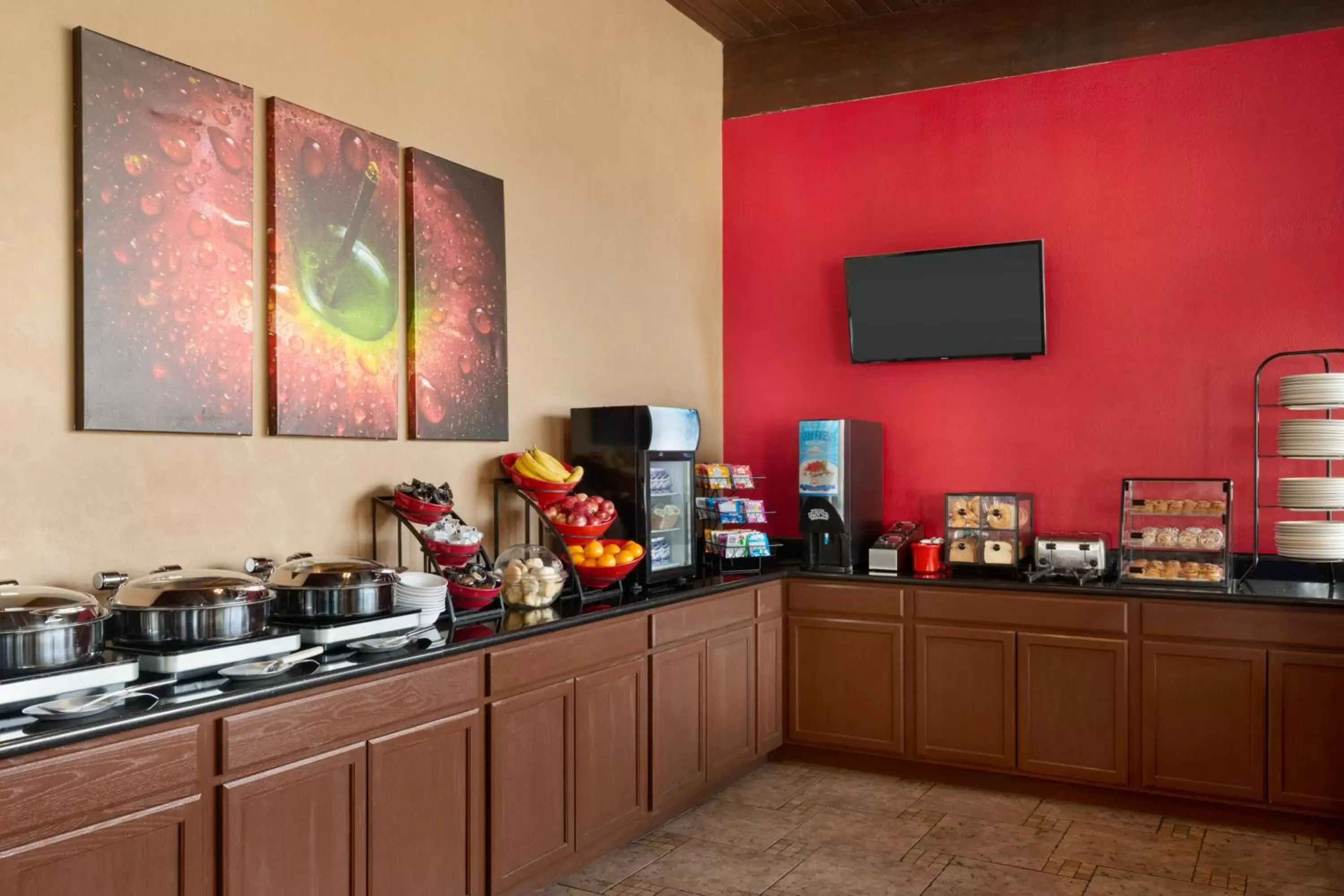 Buffet breakfast, Kitchen/Kitchenette in Ramada by Wyndham Spokane Airport