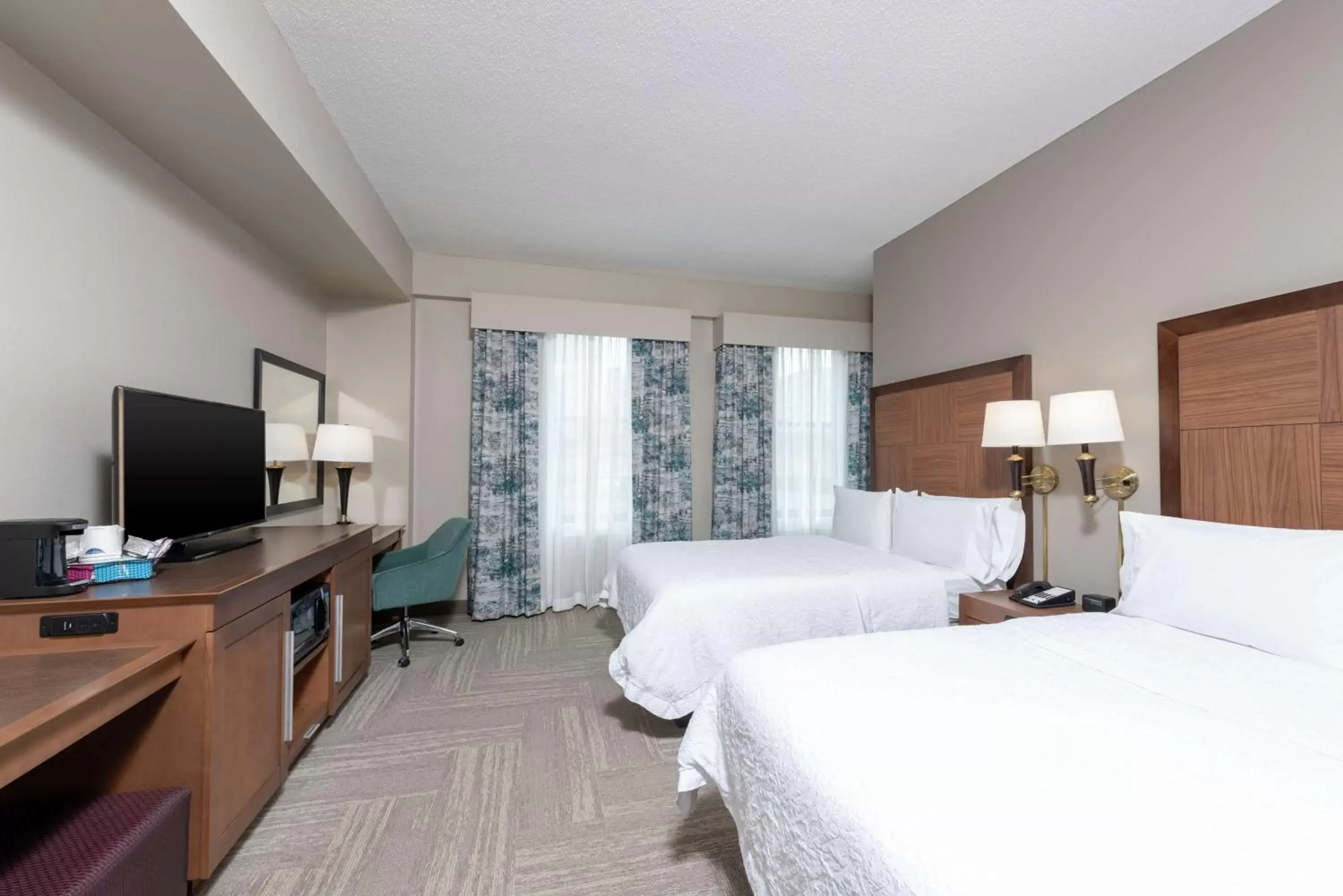 Bedroom, TV/Entertainment Center in Hampton Inn Indianapolis Downtown Across from Circle Centre