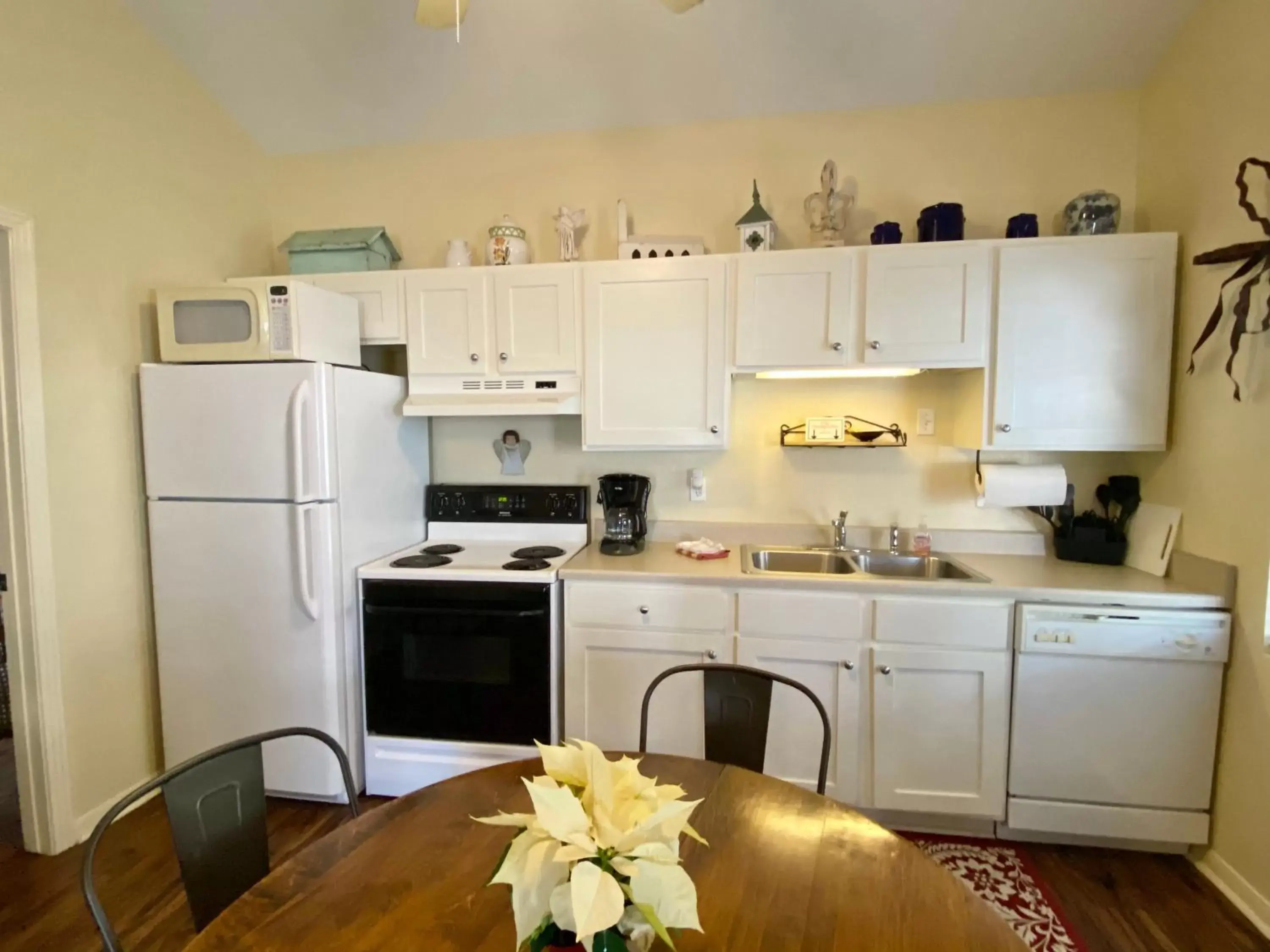 Kitchen/Kitchenette in Comal Inn