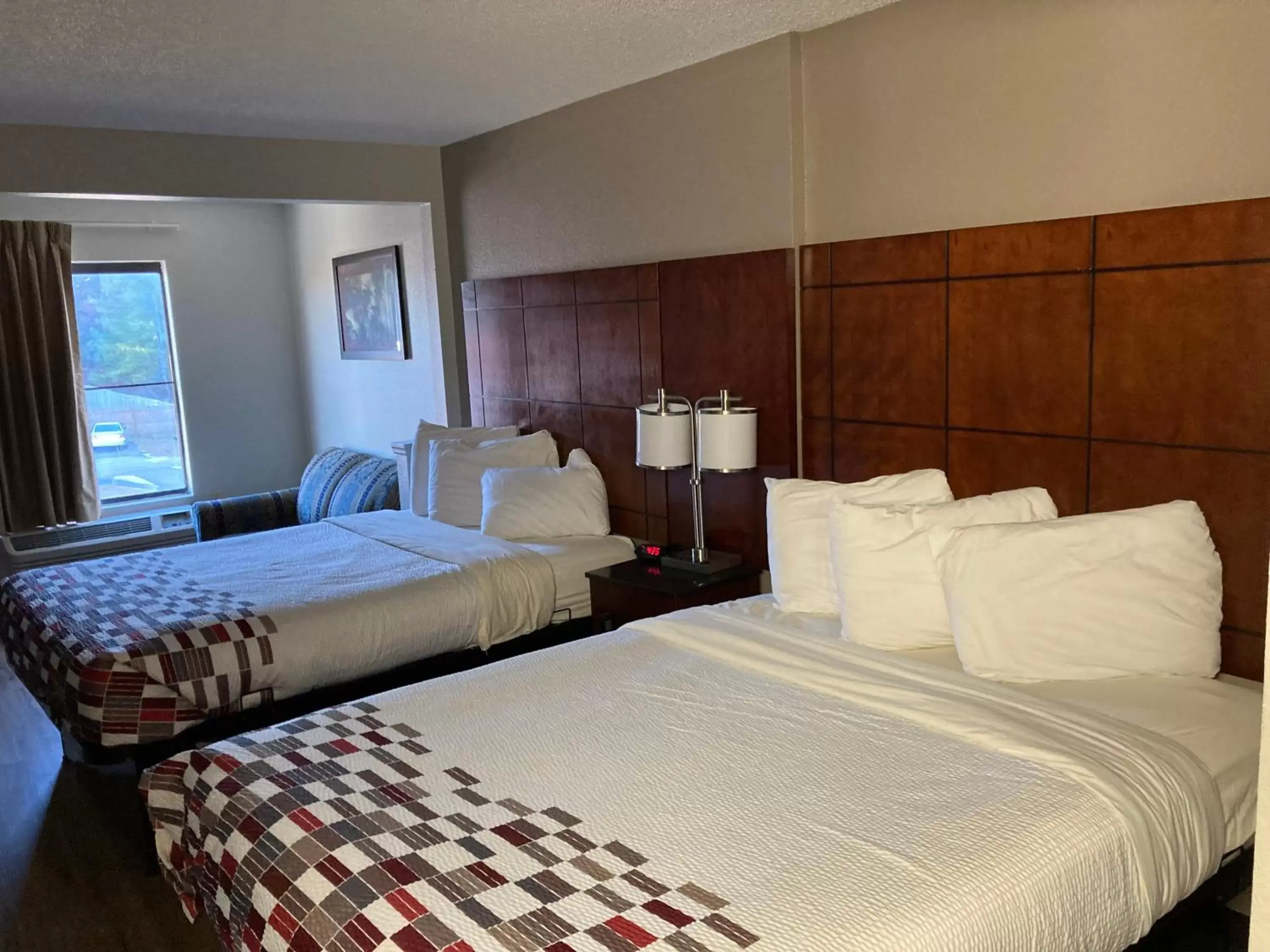 Photo of the whole room, Bed in Red Roof Inn & Suites Fayetteville-Fort Bragg