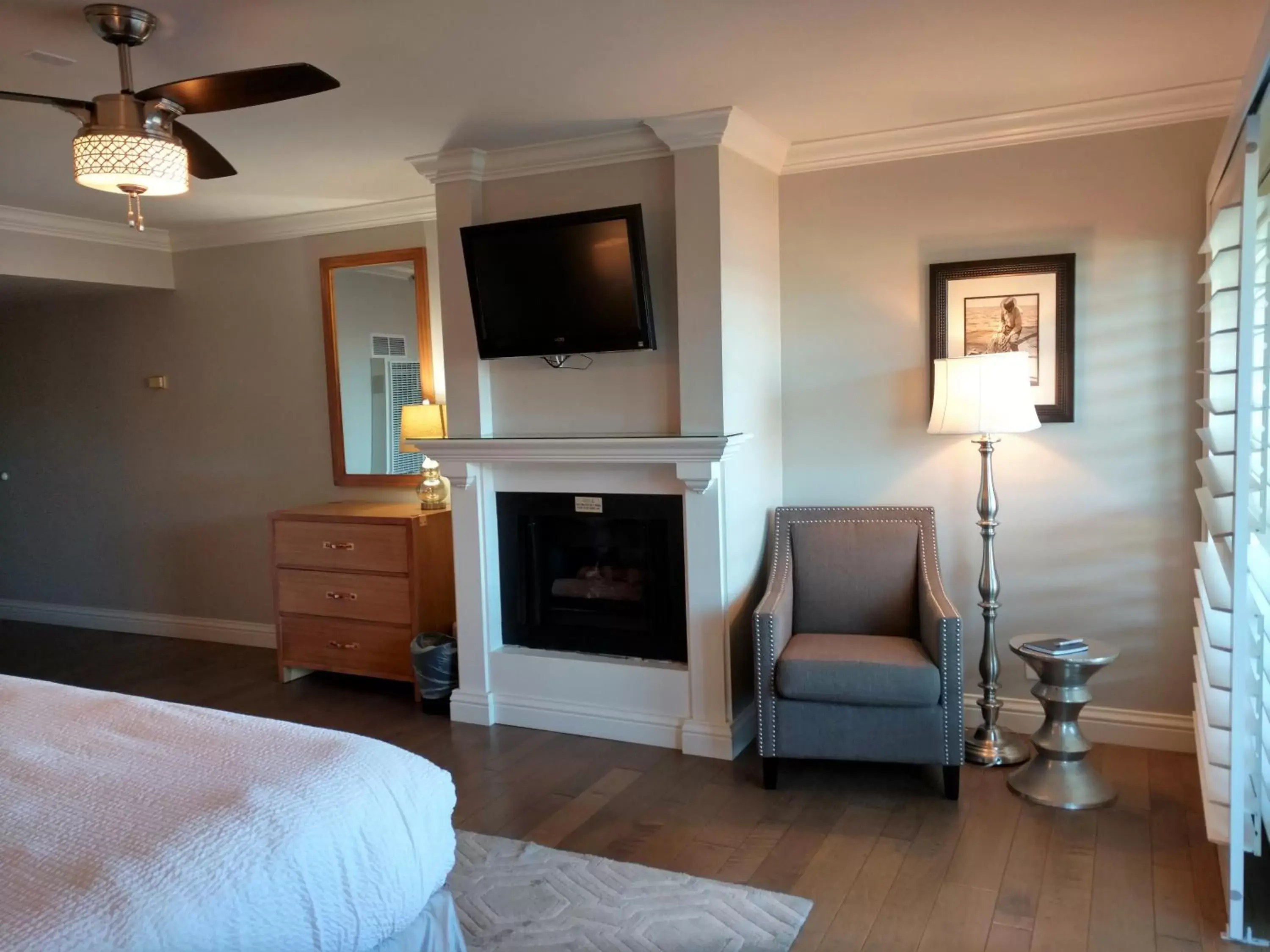 Bedroom, TV/Entertainment Center in 456 Embarcadero Inn & Suites