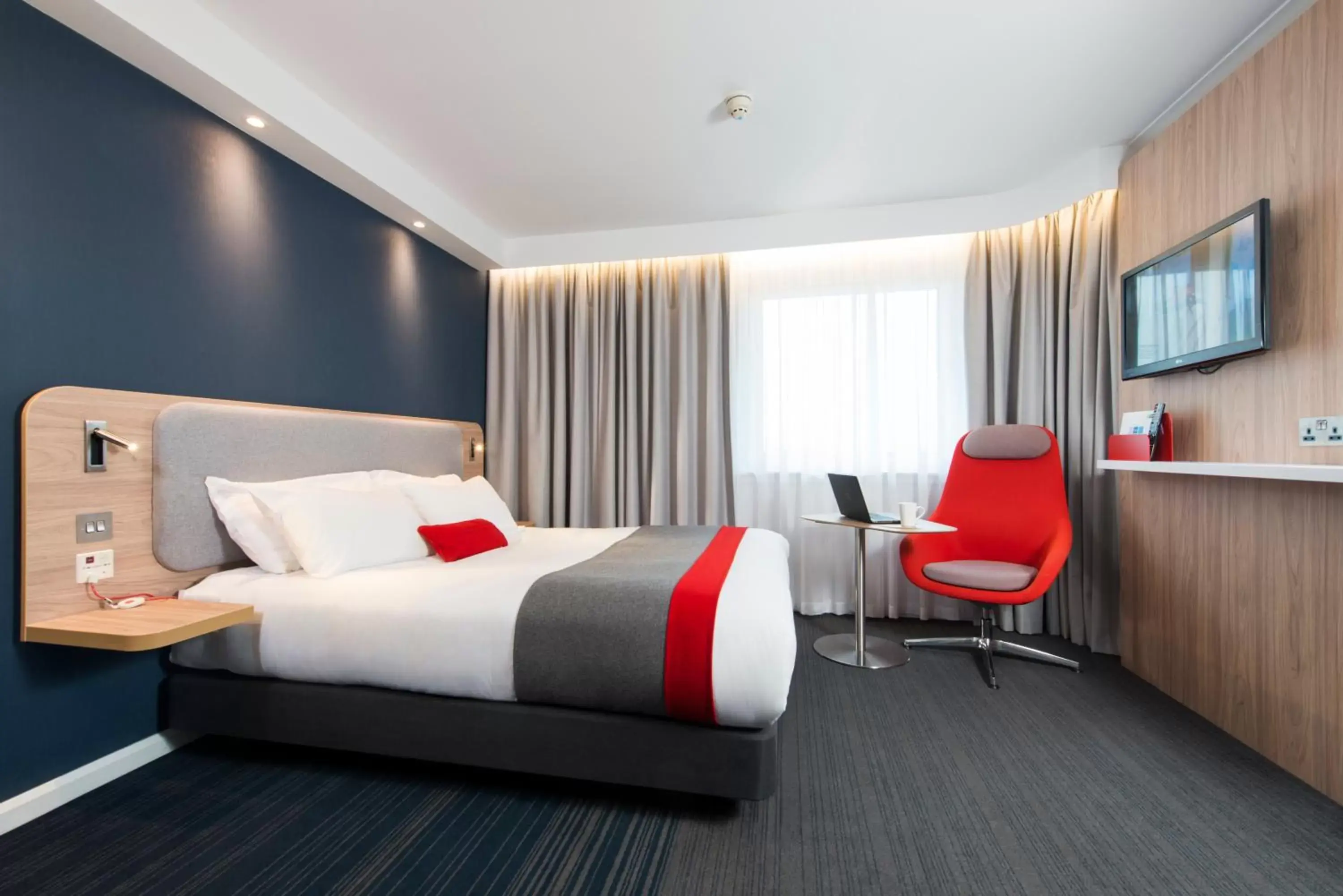 Photo of the whole room, Bed in Holiday Inn Express - Glasgow Airport, an IHG Hotel