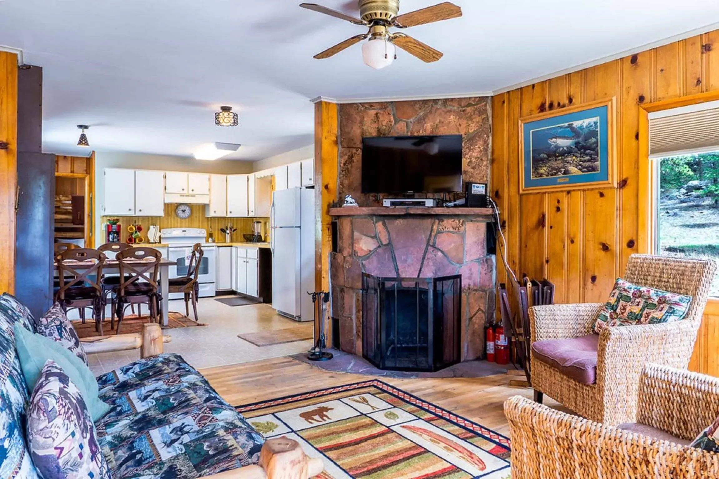 Kitchen or kitchenette, Seating Area in Murphy's Resort