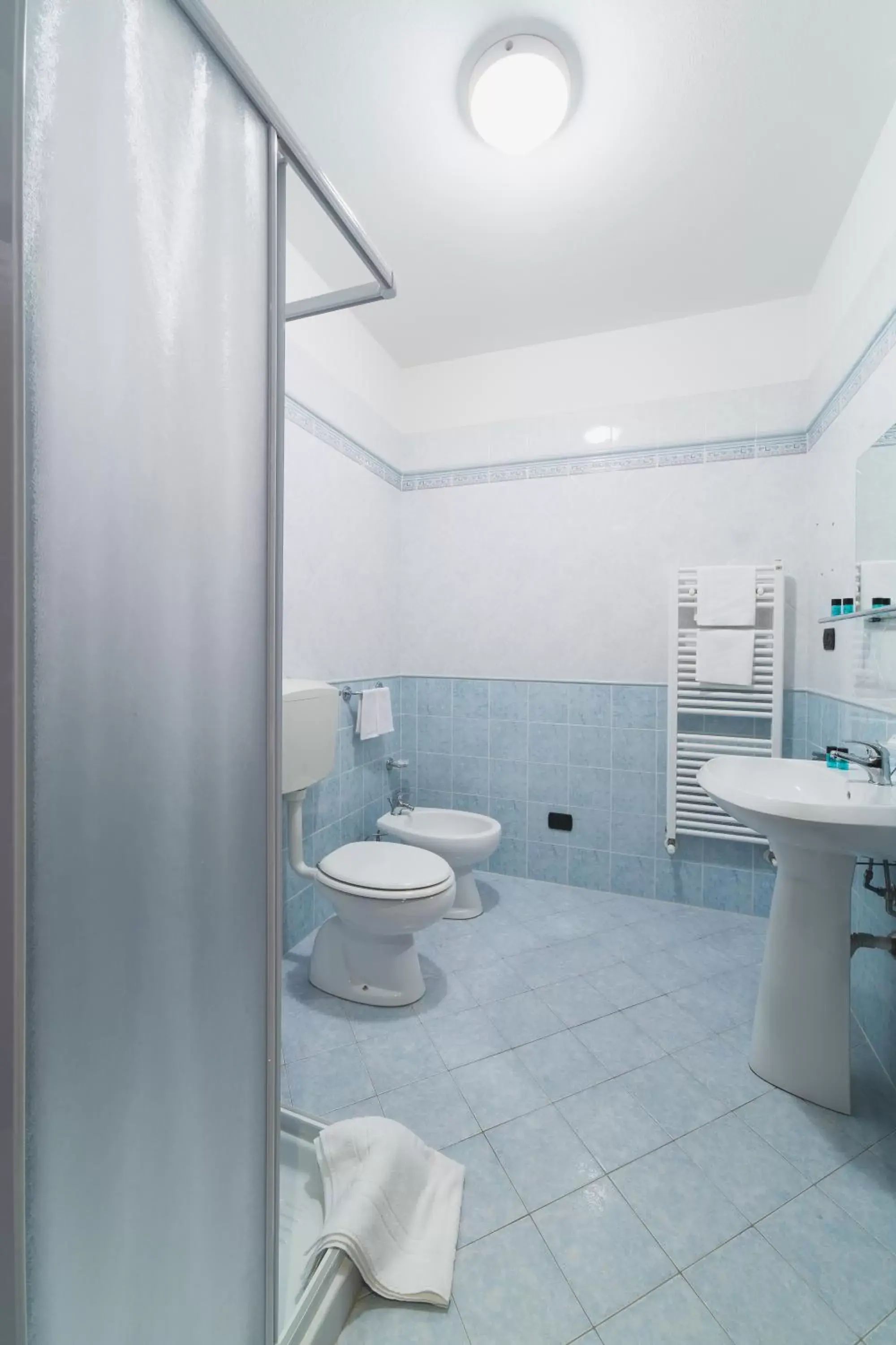 Bathroom in Hotel Giallo