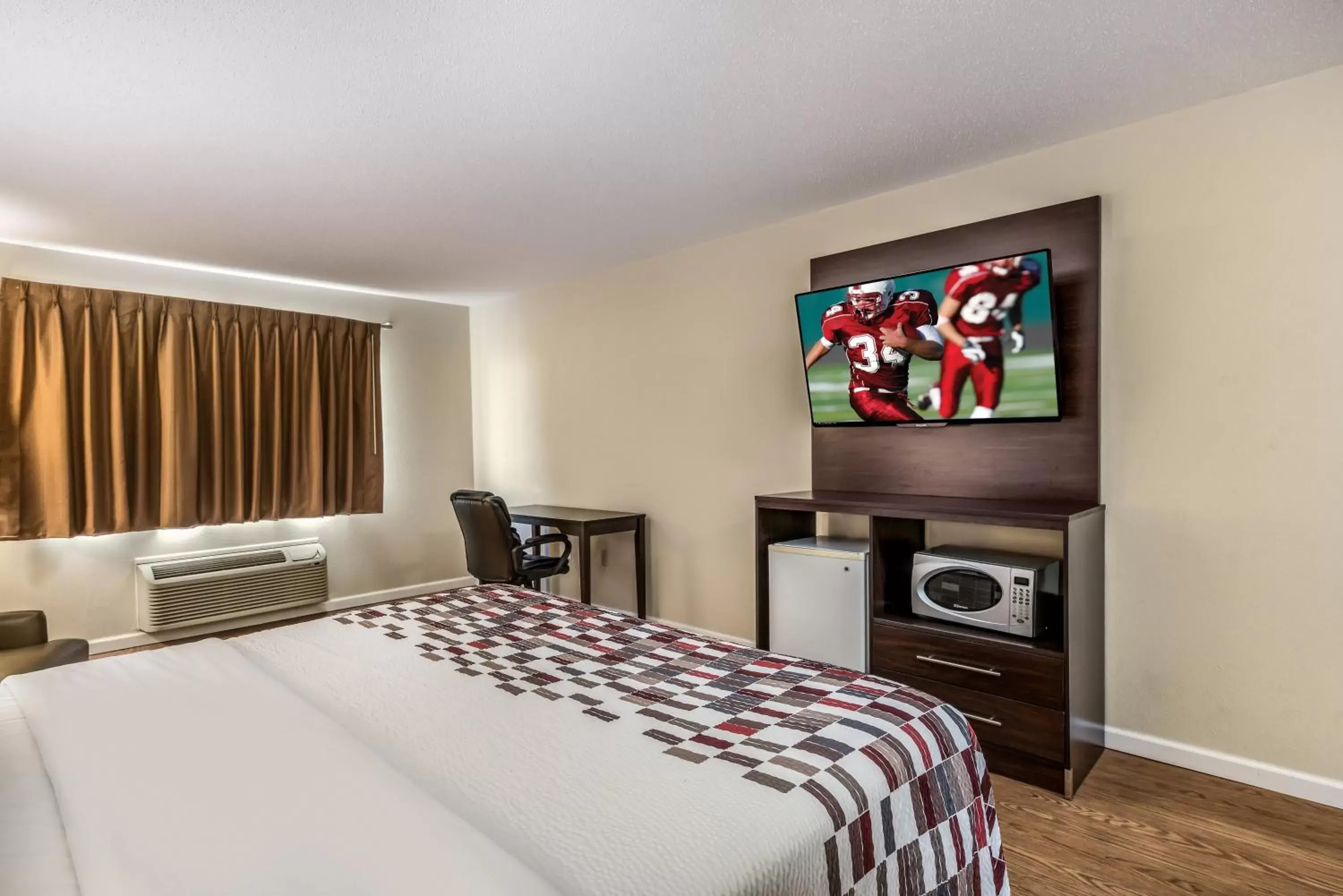 Bedroom, Bed in Red Roof Inn & Suites Wapakoneta