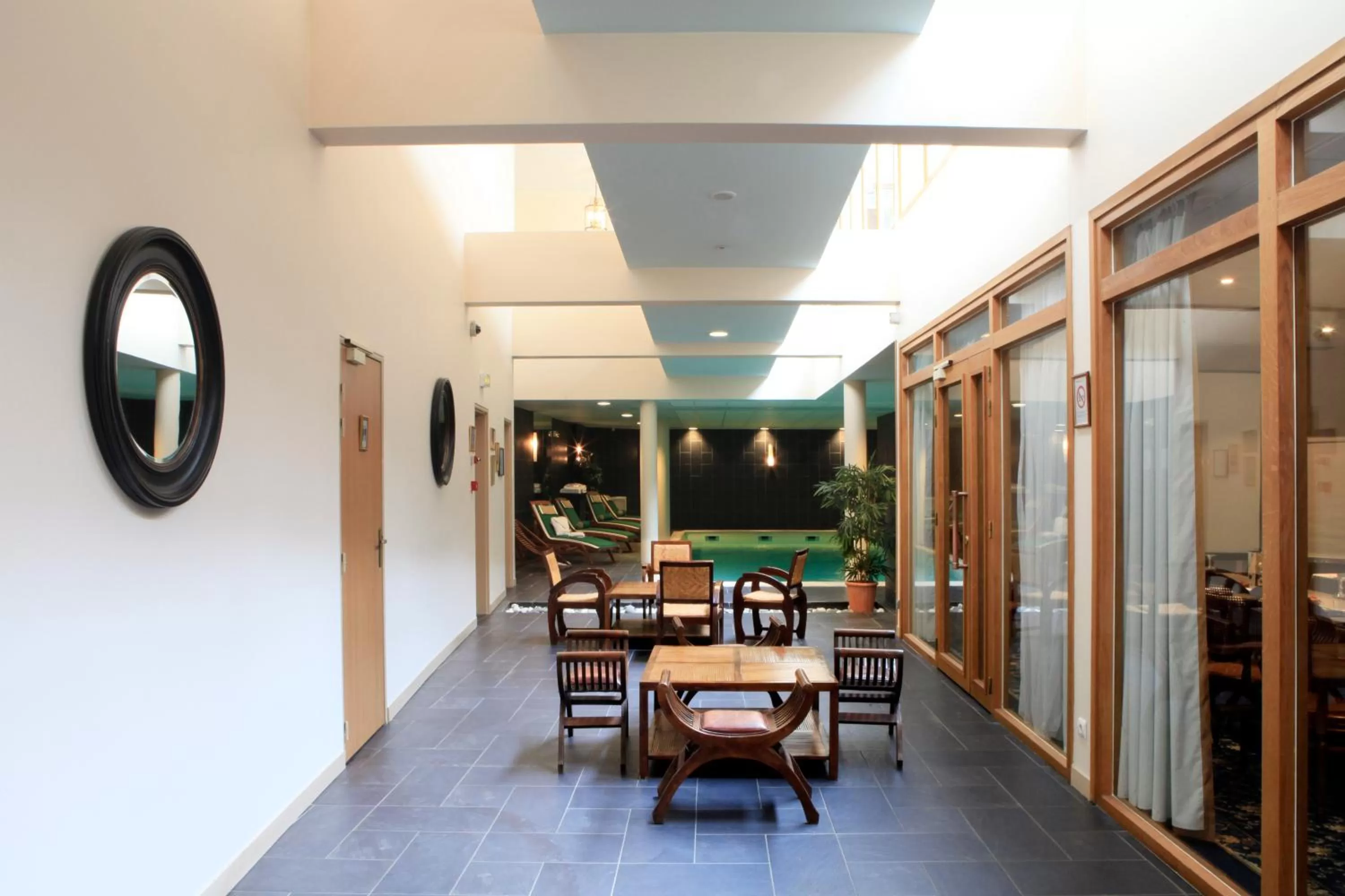 Communal lounge/ TV room in Amiral Hôtel