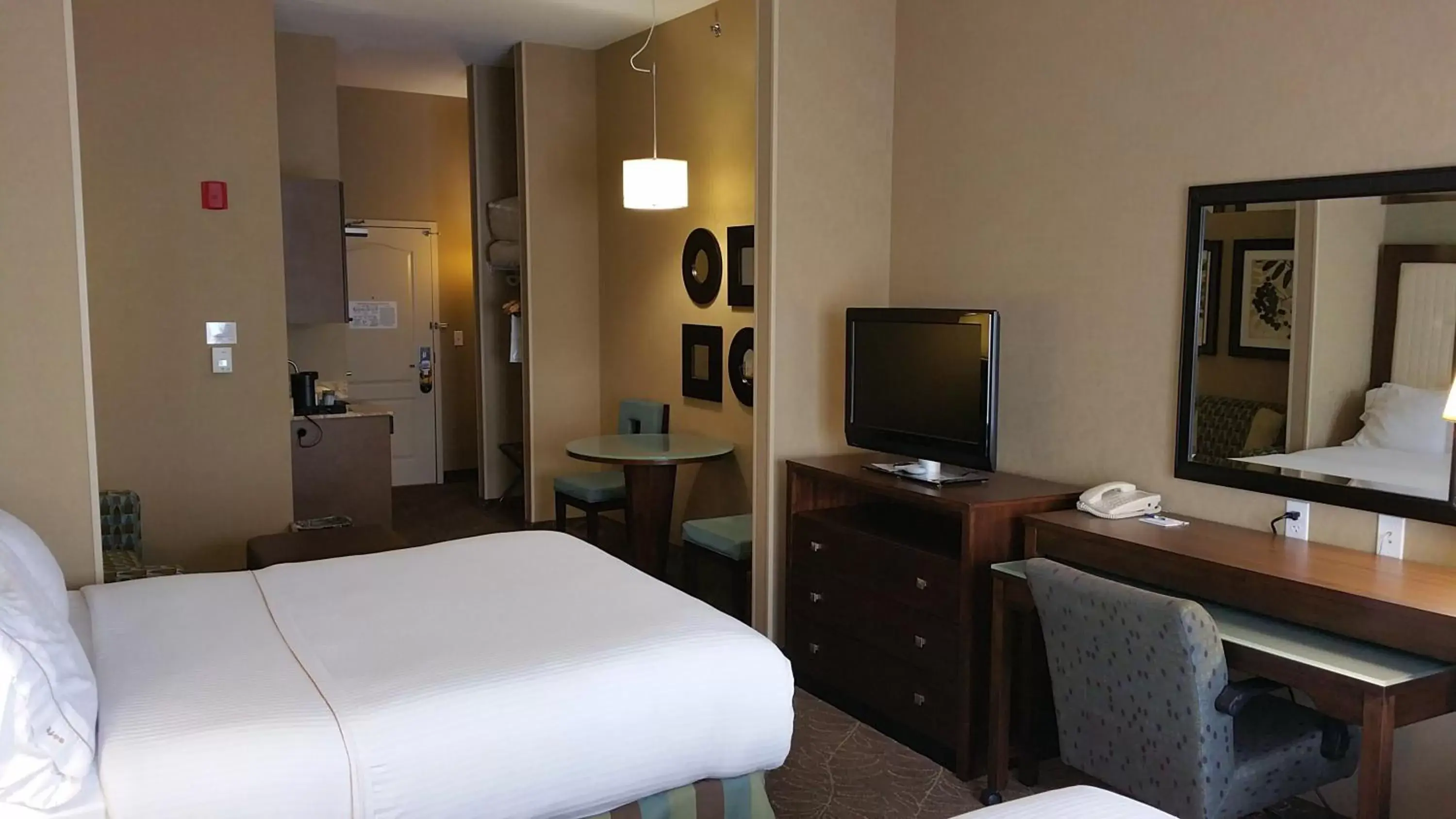 Photo of the whole room, Bed in Holiday Inn Express & Suites Logan, an IHG Hotel