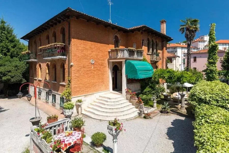 Facade/entrance, Property Building in Villa Albertina