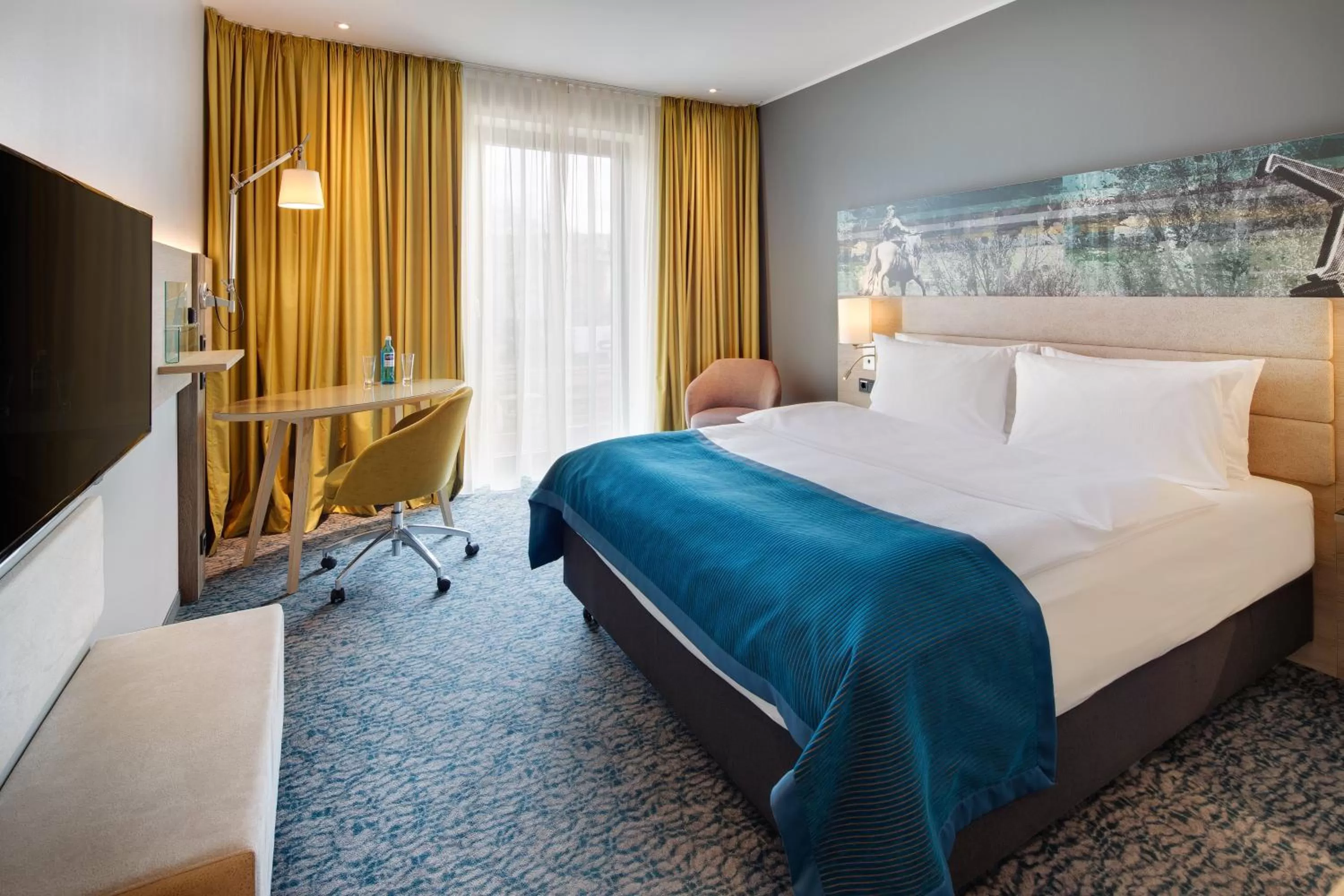 Photo of the whole room, Bed in Holiday Inn Düsseldorf City – Toulouser Allee by IHG