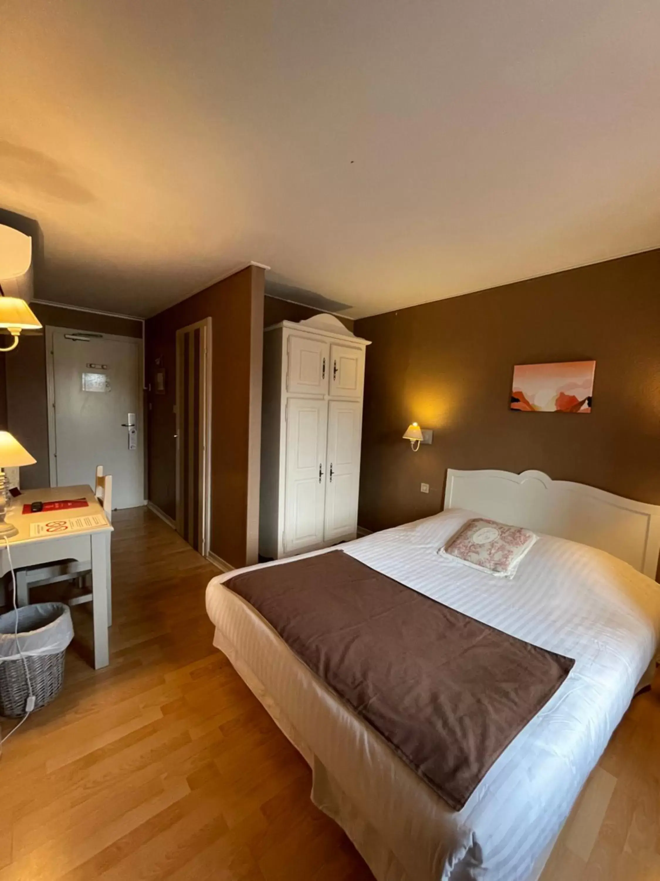 Bedroom, Bed in The Originals City, Hôtel de la Balance, Montbéliard