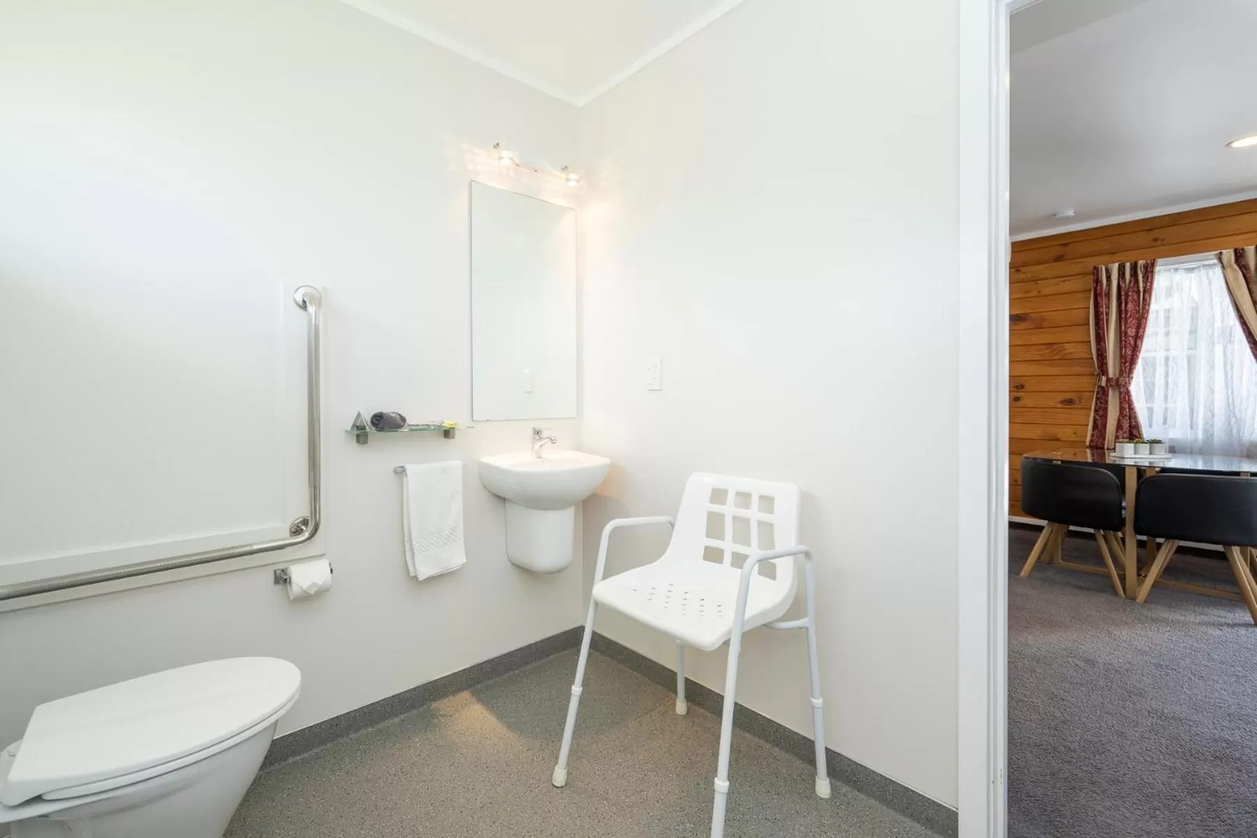 Toilet in Tudor Park Motel Spacious with kitchens 1 minute walk to restaurant and shopping centre and Gisborne Hospital