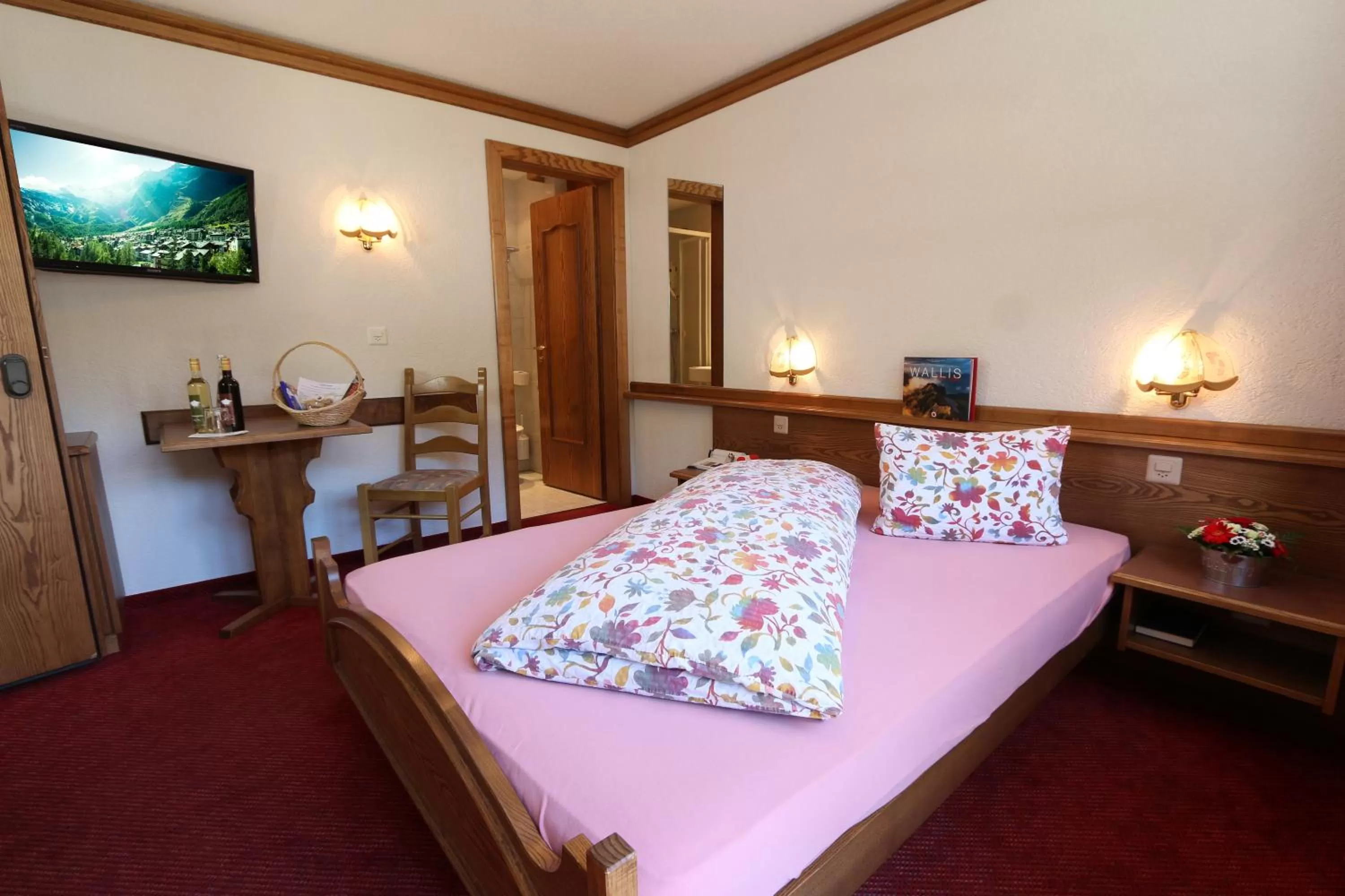 Photo of the whole room, Bed in Hotel Imseng