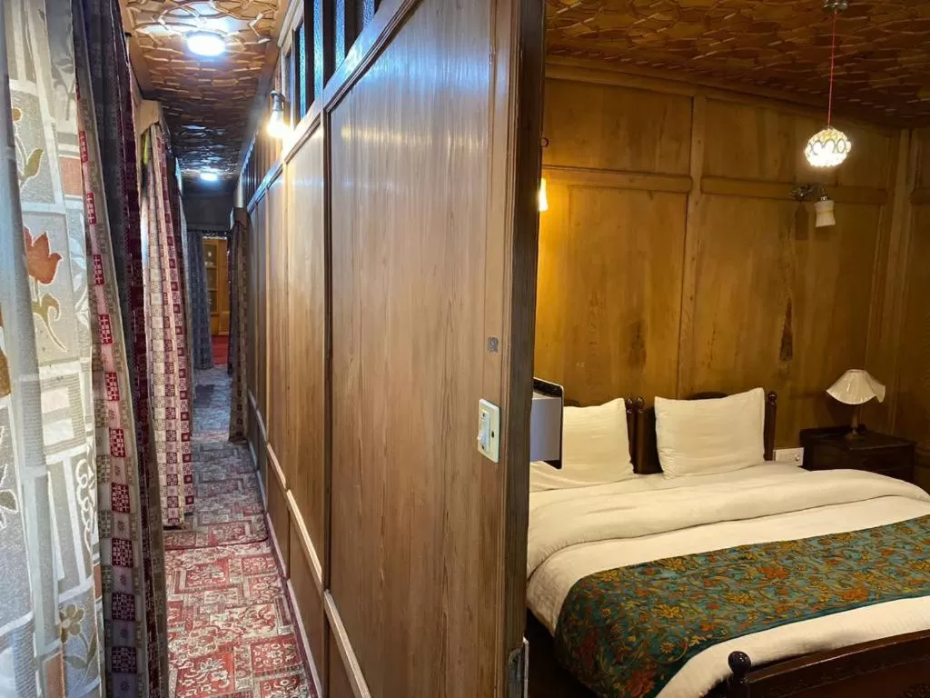 Bed in Nazneen Group Of Houseboats