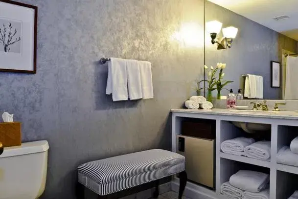 Deluxe King Room in The Simsbury Inn Deluxe King Room in The Simsbury Inn