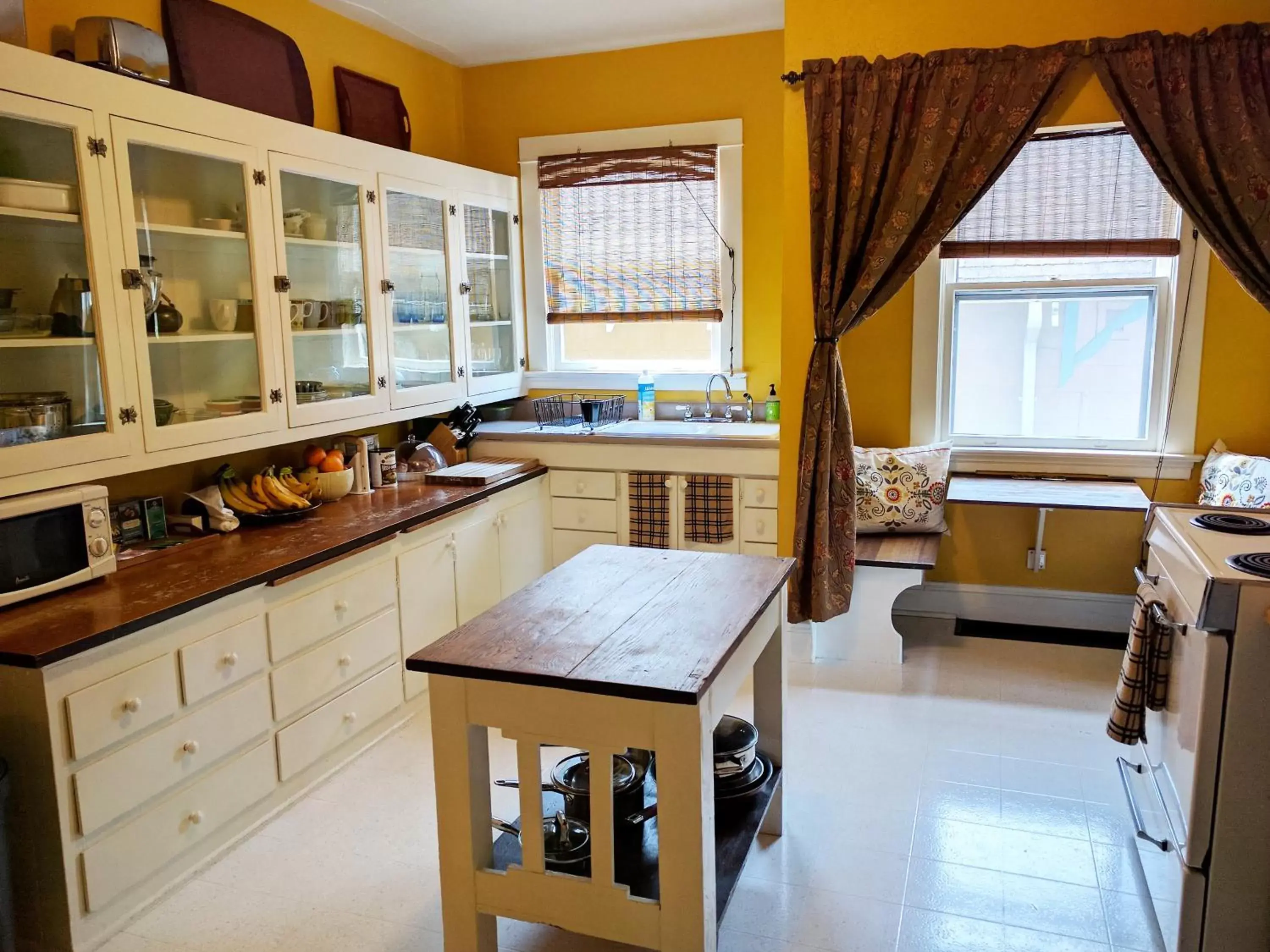 Communal kitchen, Kitchen/Kitchenette in Bluebird Guesthouse