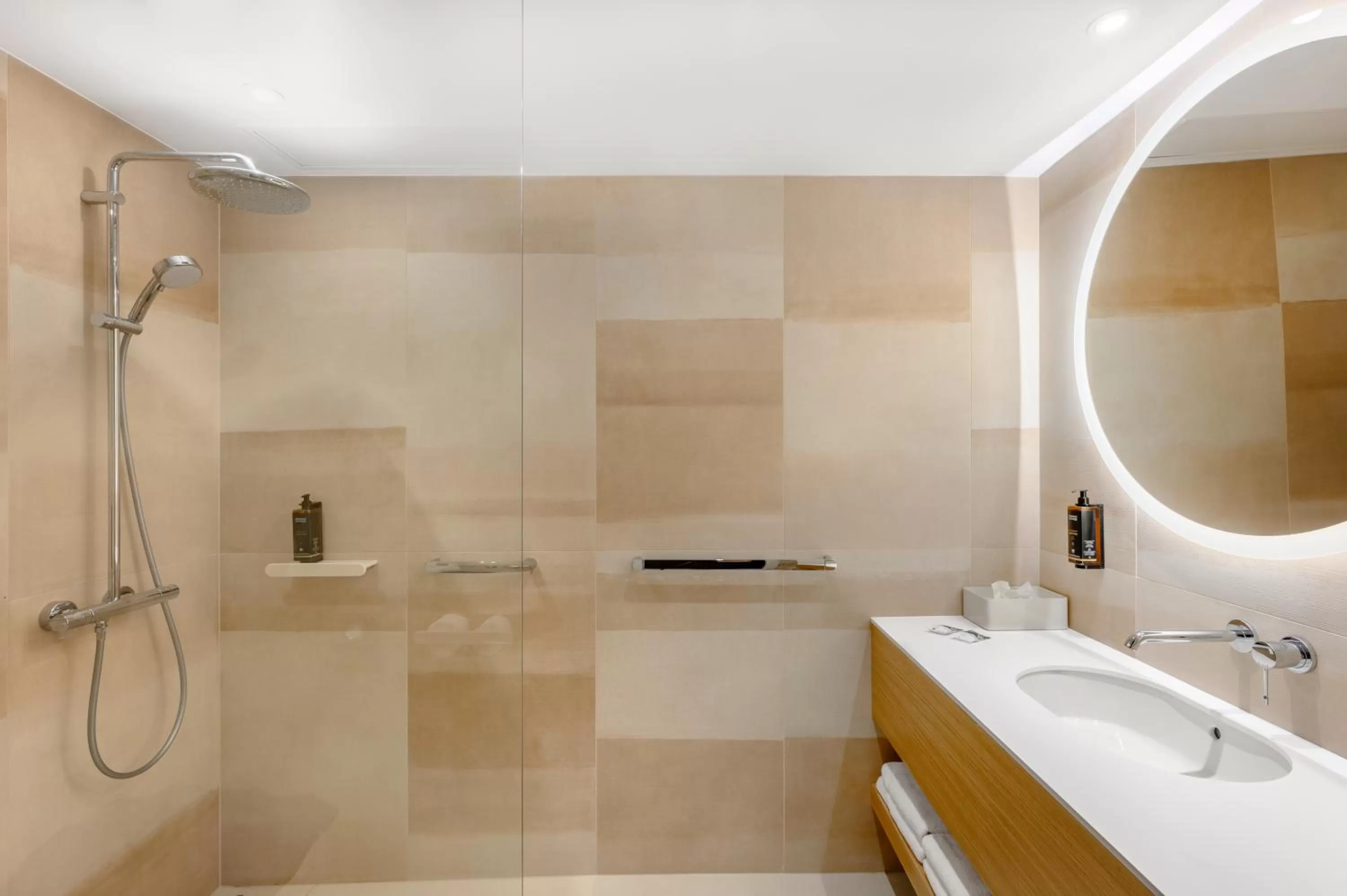 Shower in Mercure Debrecen