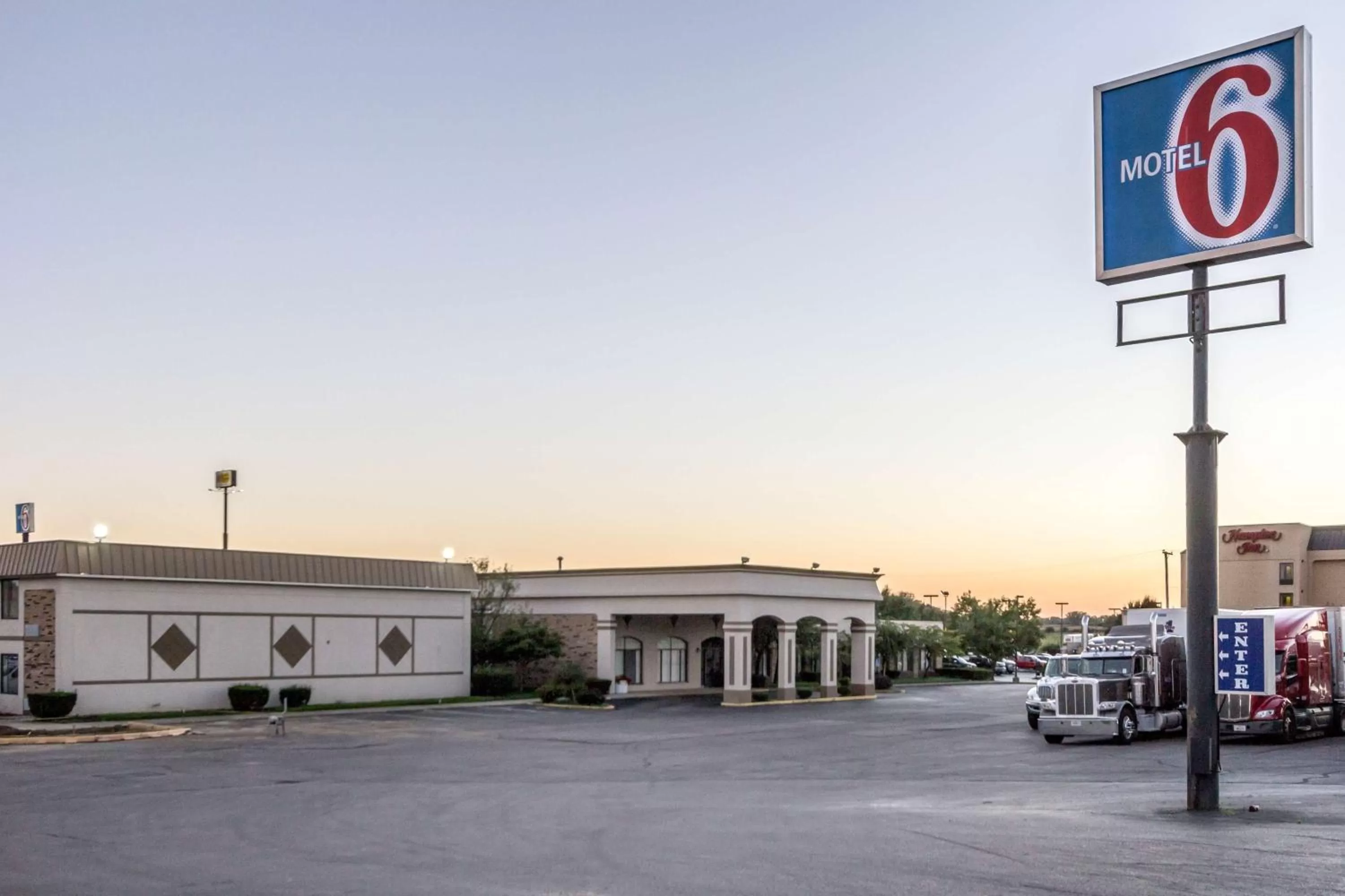 Property building in Motel 6-Springfield, OH