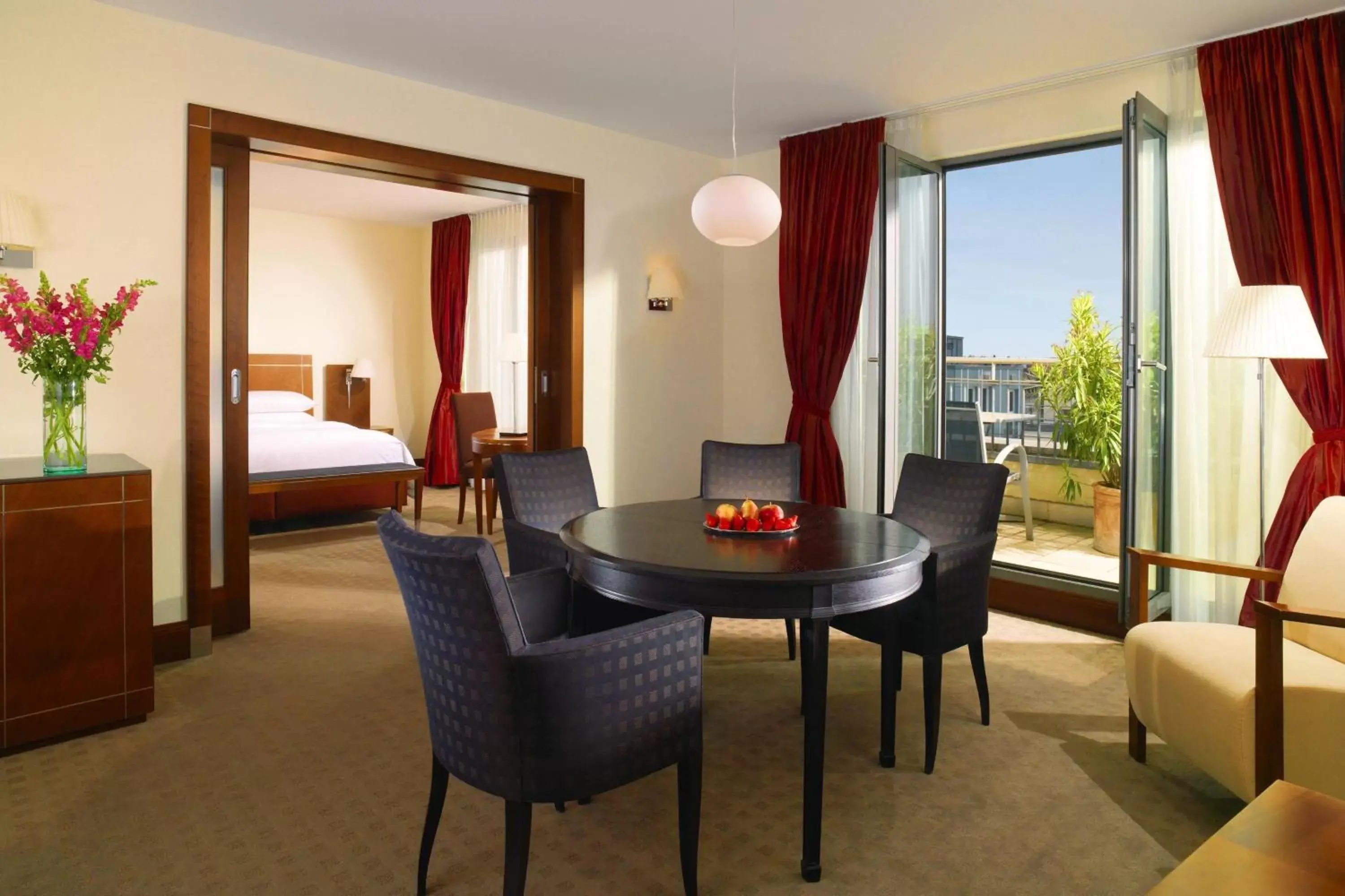 Photo of the whole room, Dining Area in Sheraton Carlton Nuernberg