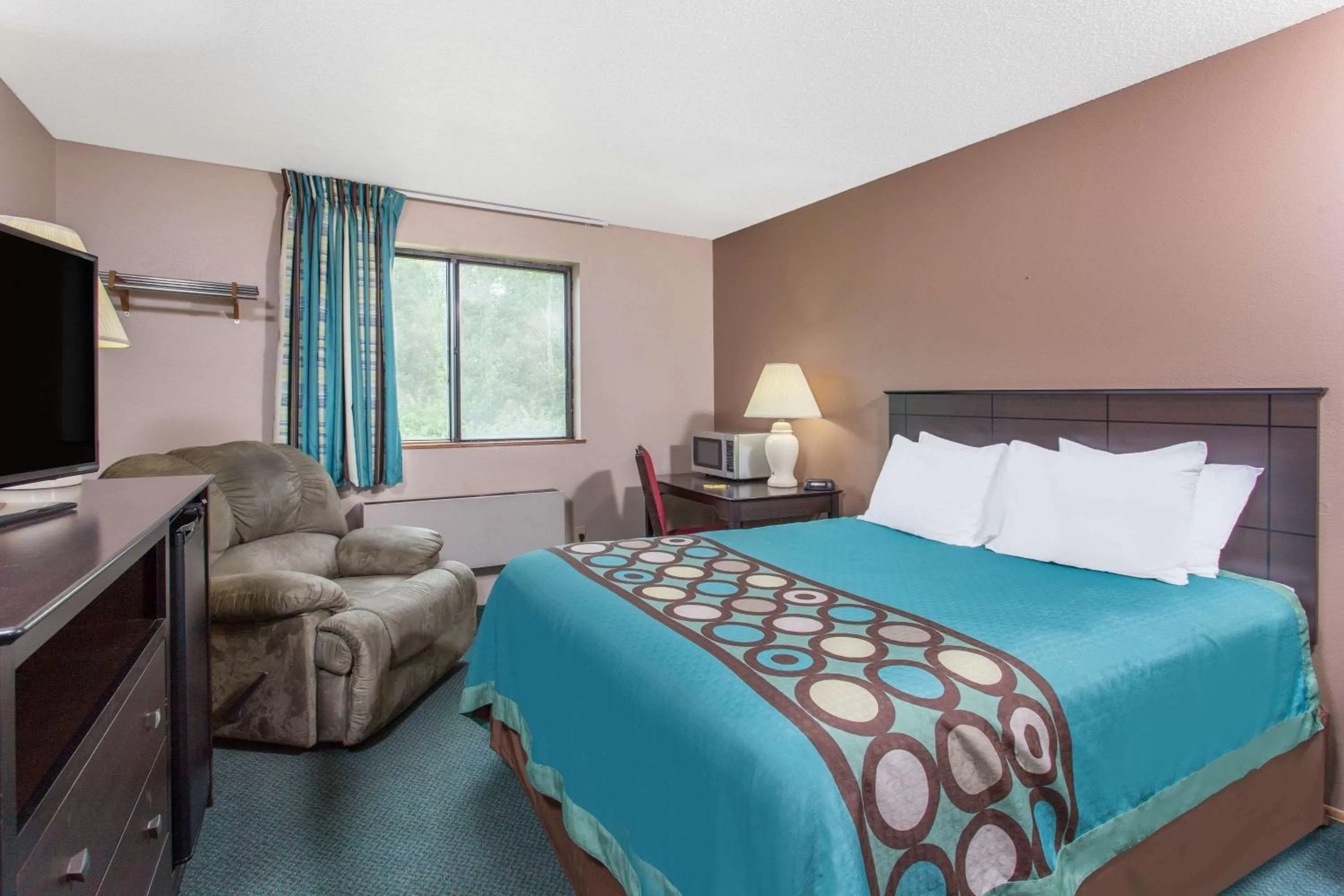 Photo of the whole room, Bed in Super 8 by Wyndham Austin MN