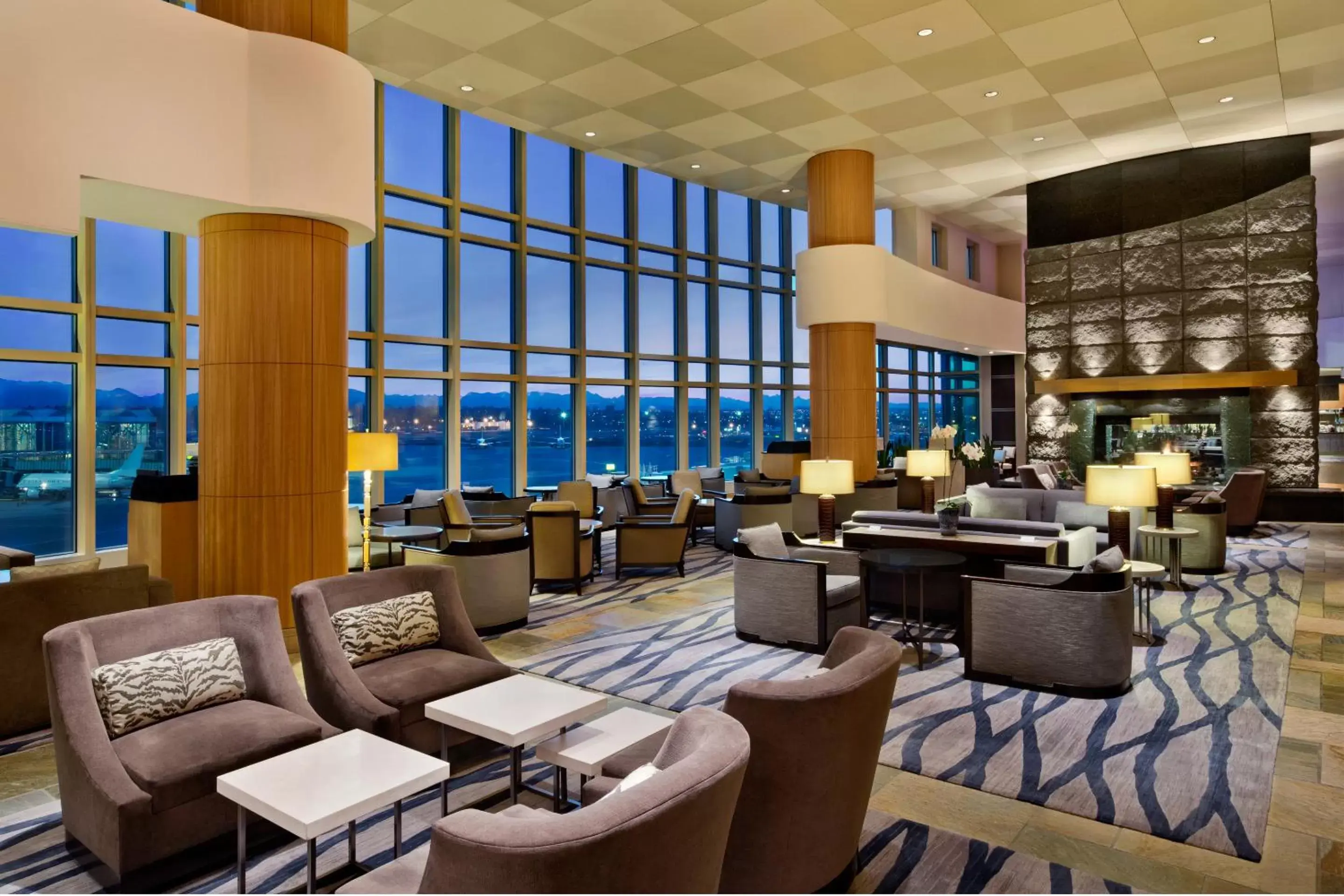 Lounge or bar in Fairmont Vancouver Airport In-Terminal Hotel