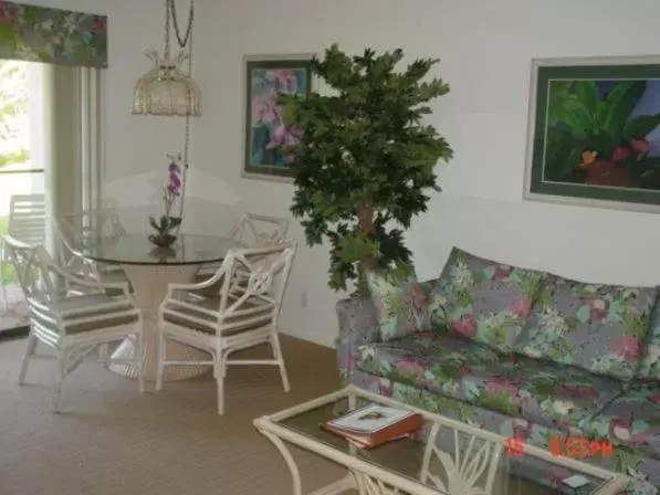 Living room, Seating Area in Gardens at West Maui