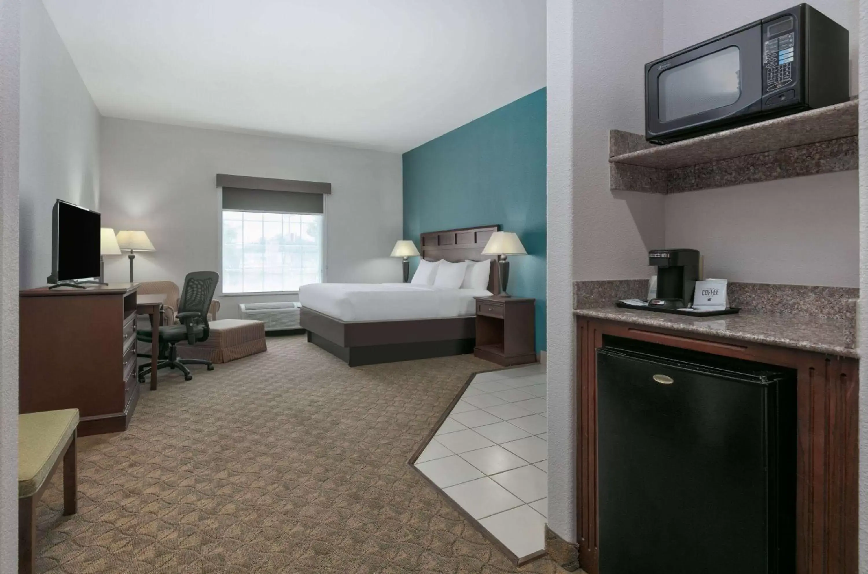 Bed, TV/Entertainment Center in Baymont Inn & Suites by Wyndham Glen Rose